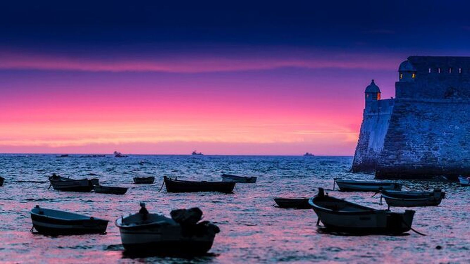 El bello e inspirador atardecer de La Caleta de Cádiz.