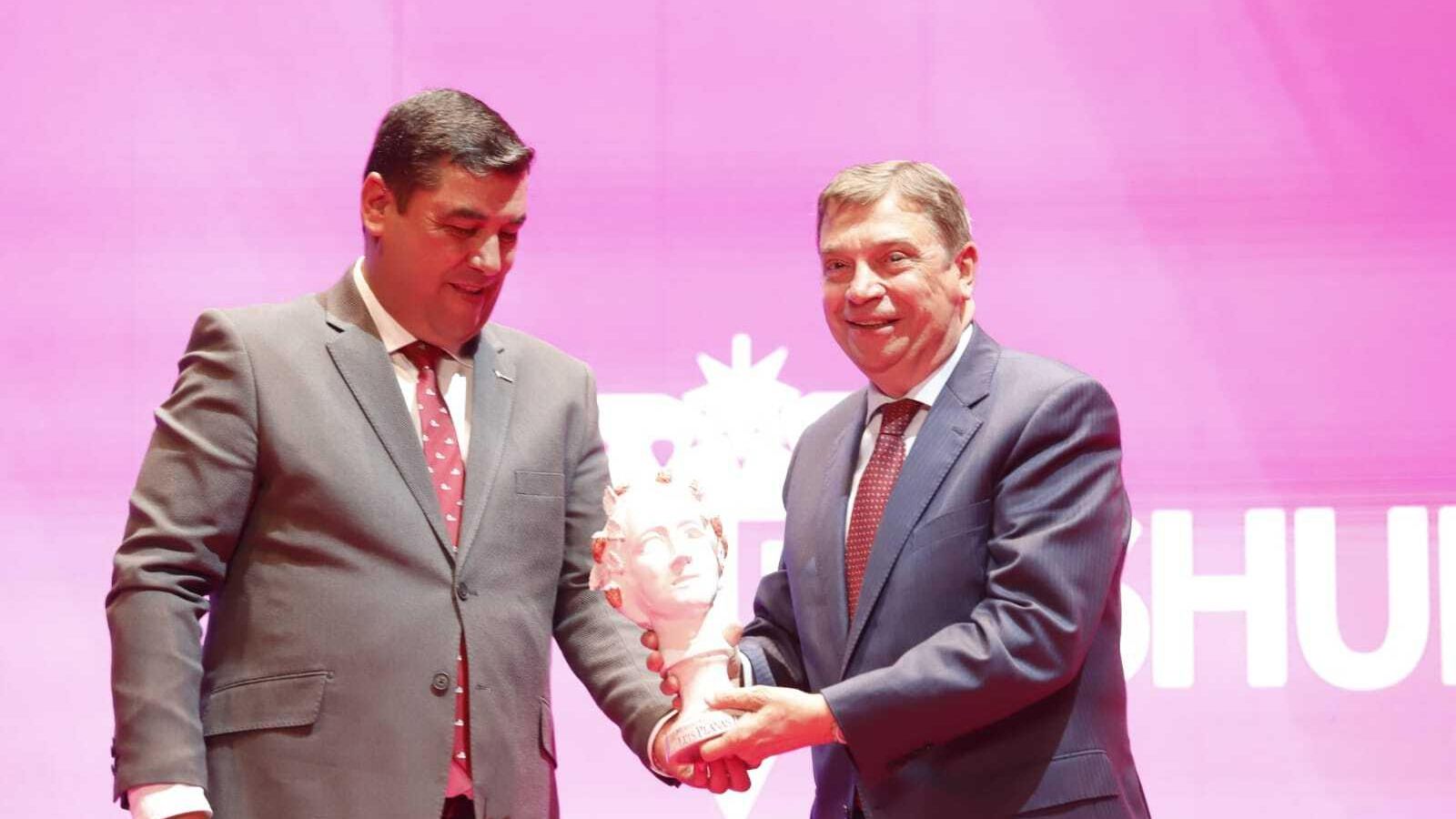 El presidente de Freshuelva, Francisco Gómez, entrega el Premio Fresa al Ministro Luis Planas