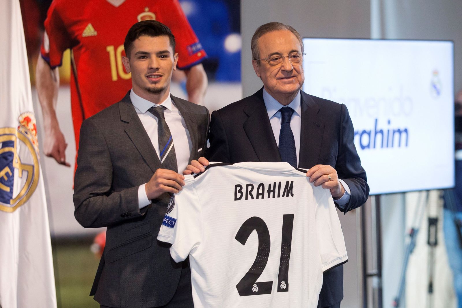 Florentino Pérez posa con Brahim en su presentación.