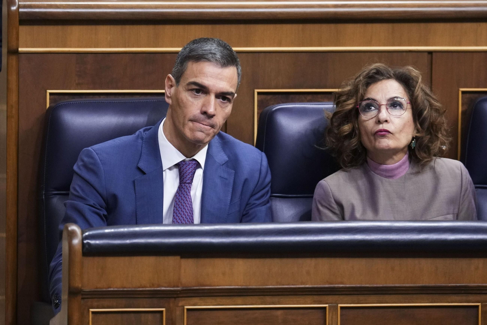 El presidente del Gobierno, Pedro Sánchez, y la vicepresidenta y ministra de Hacienda, María Jesús Montero, este miércoles en el Congreso.