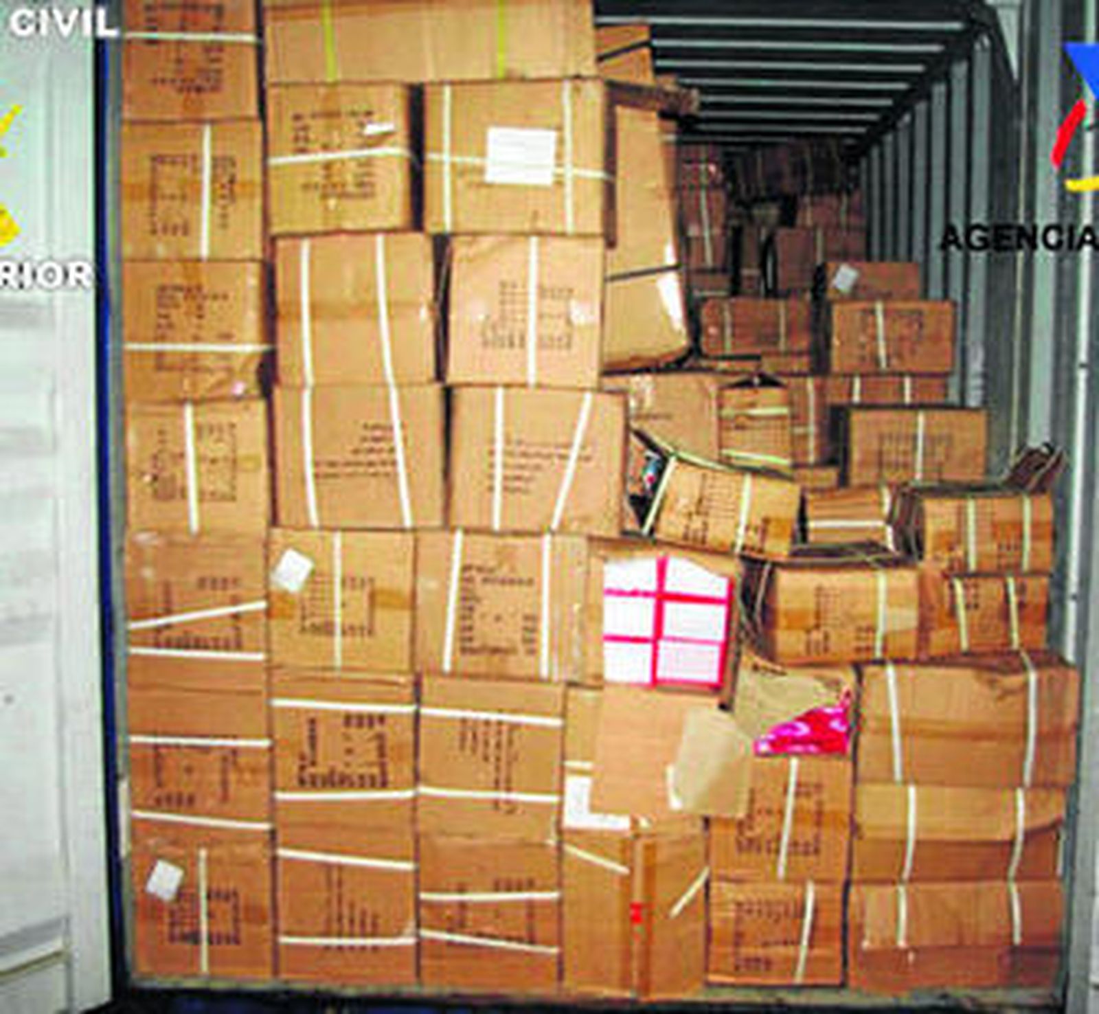 Imagen de parte de la mercancía falsificada encontrada en uno de los contenedores intervenidos.