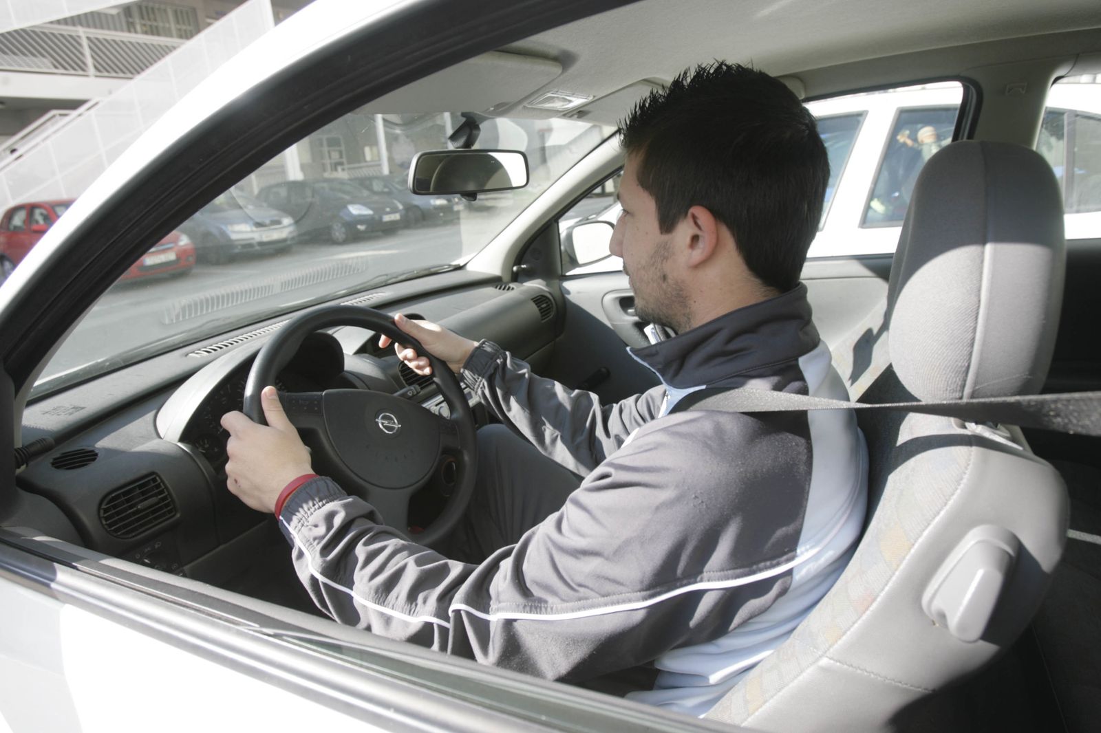 Un hombre conduce con su cinturón de seguridad.