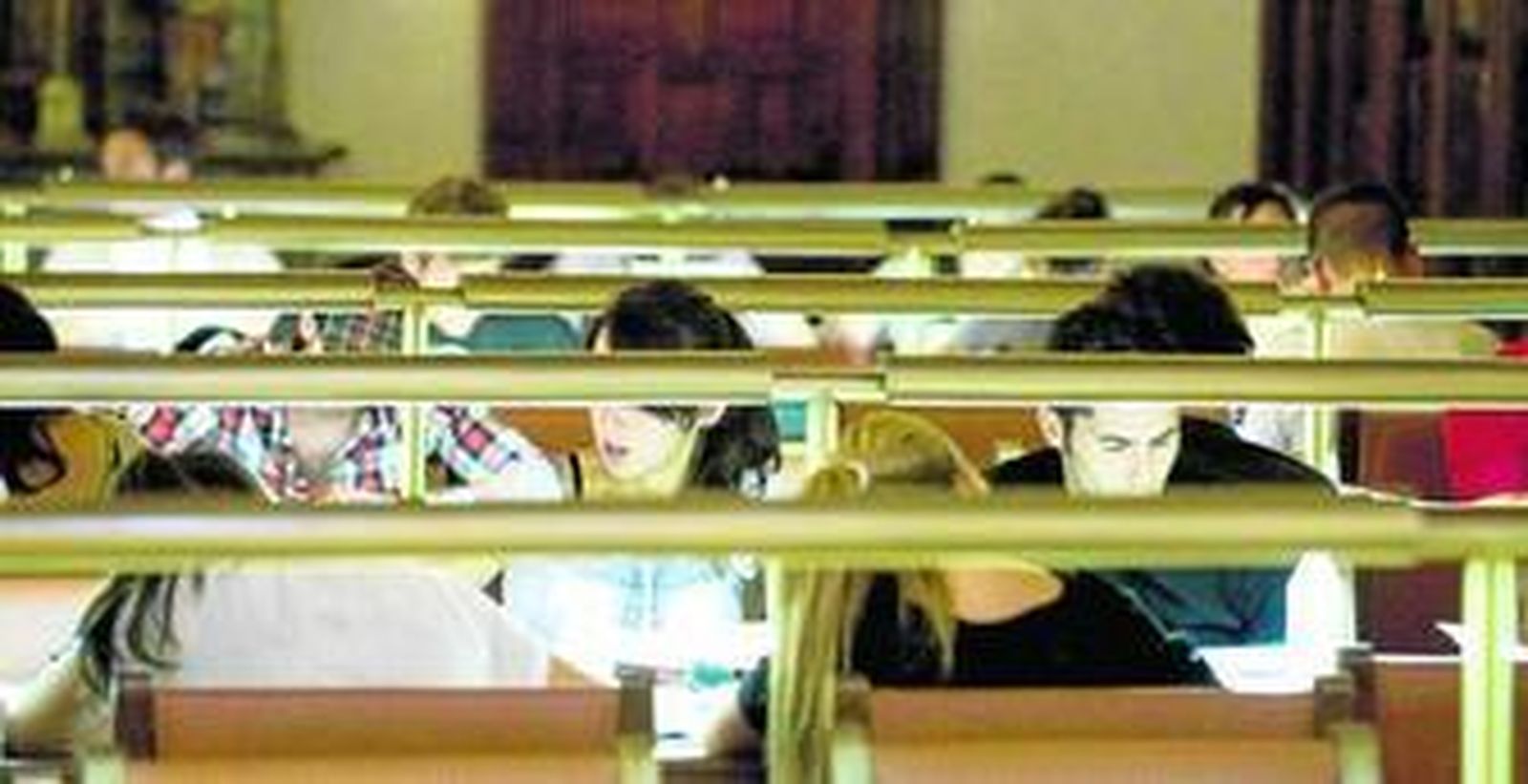 Estudiantes preparan sus exámenes en la biblioteca del Hospital Real.