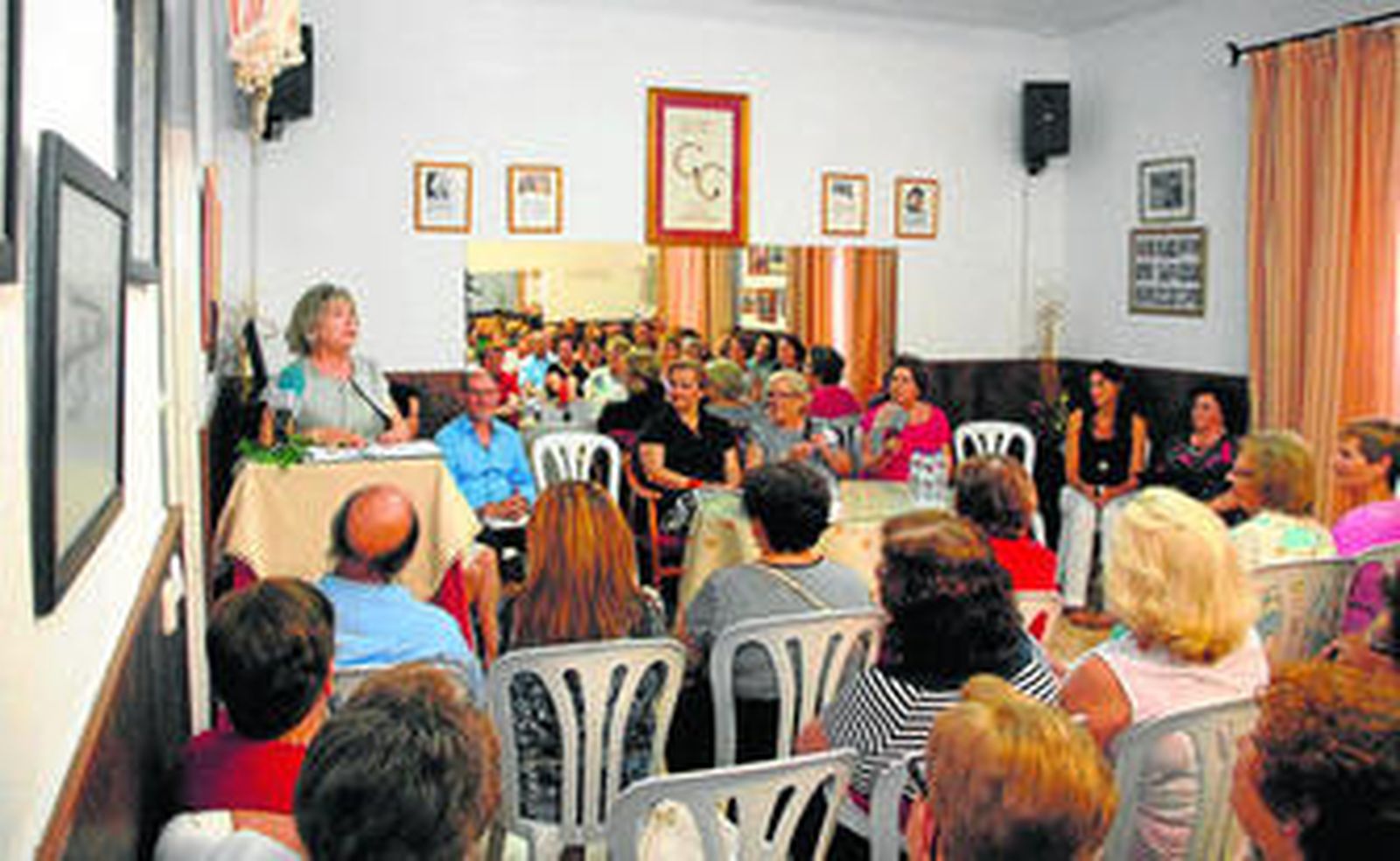 Un momento del acto celebrado ayer tarde en la asociación Clara Campoamor.