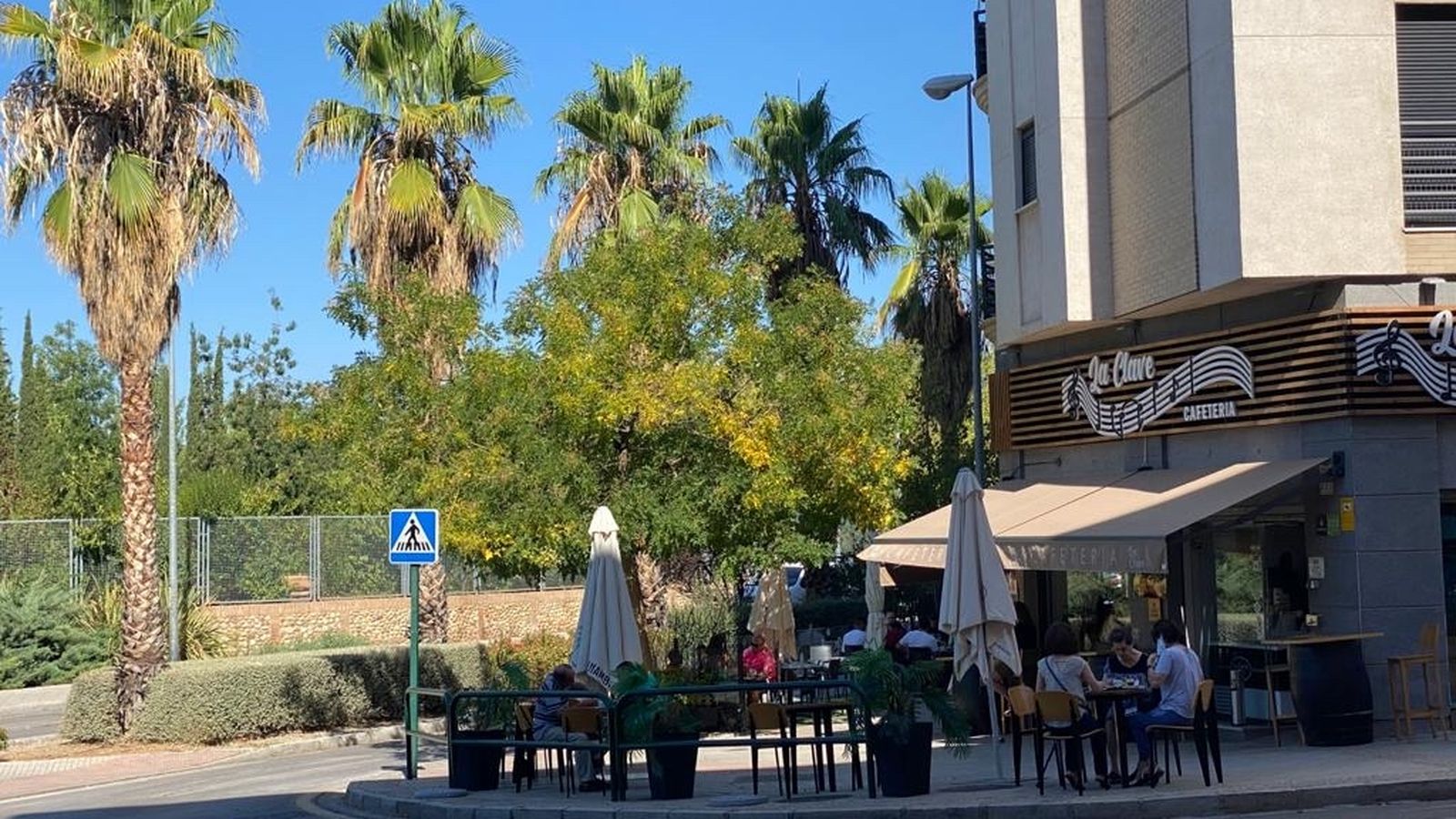 La cafetería se ubica en una de las mejores zonas de la ciudad y cuenta con una amplia terraza en donde puedes disfrutar de un rato agradable.