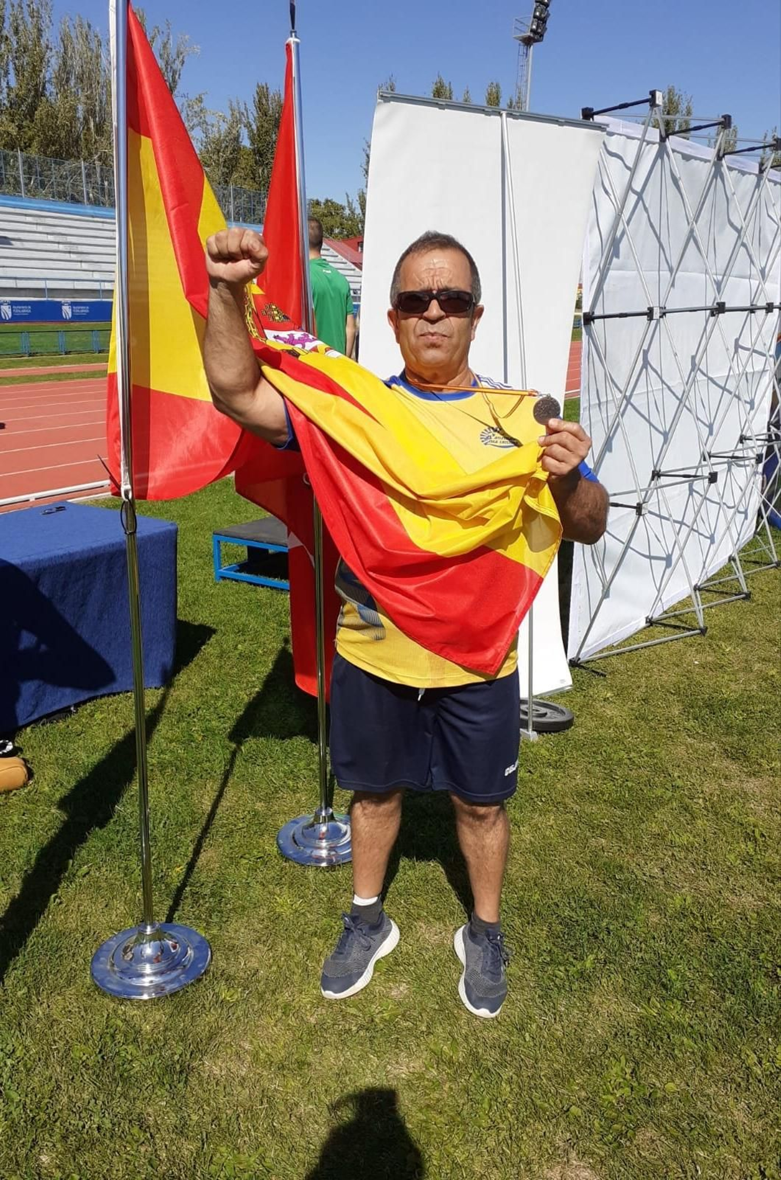 Antonio Palma posa con su medalla de oro.