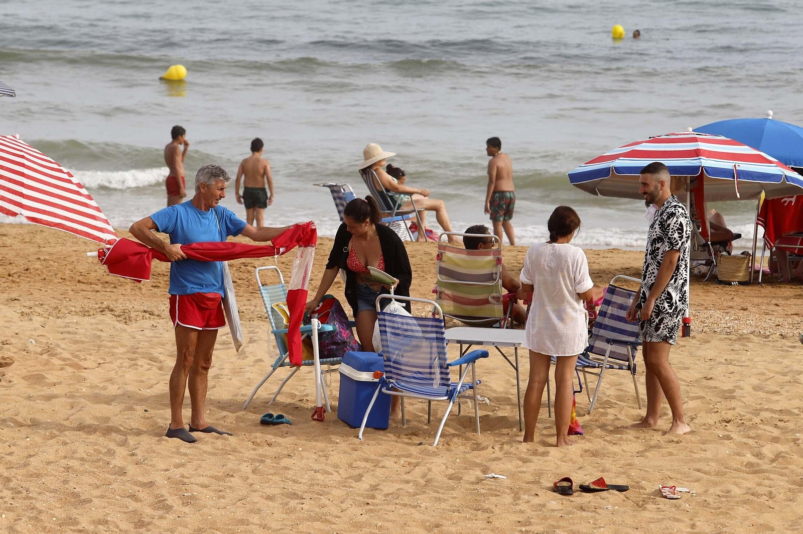 Ambiente en la playa de Mazagón en la tarde del martes, en imágenes