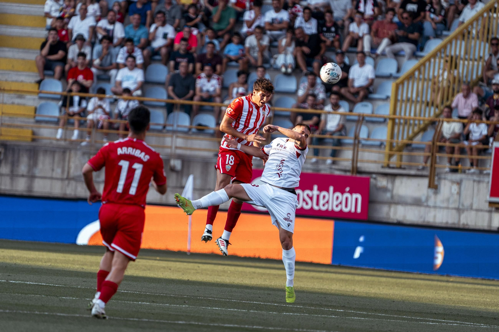 Bonini despeja de cabeza el balón durante una acción del encuentro frente a la Cultural Leonesa en su debut con los rojiblancos.