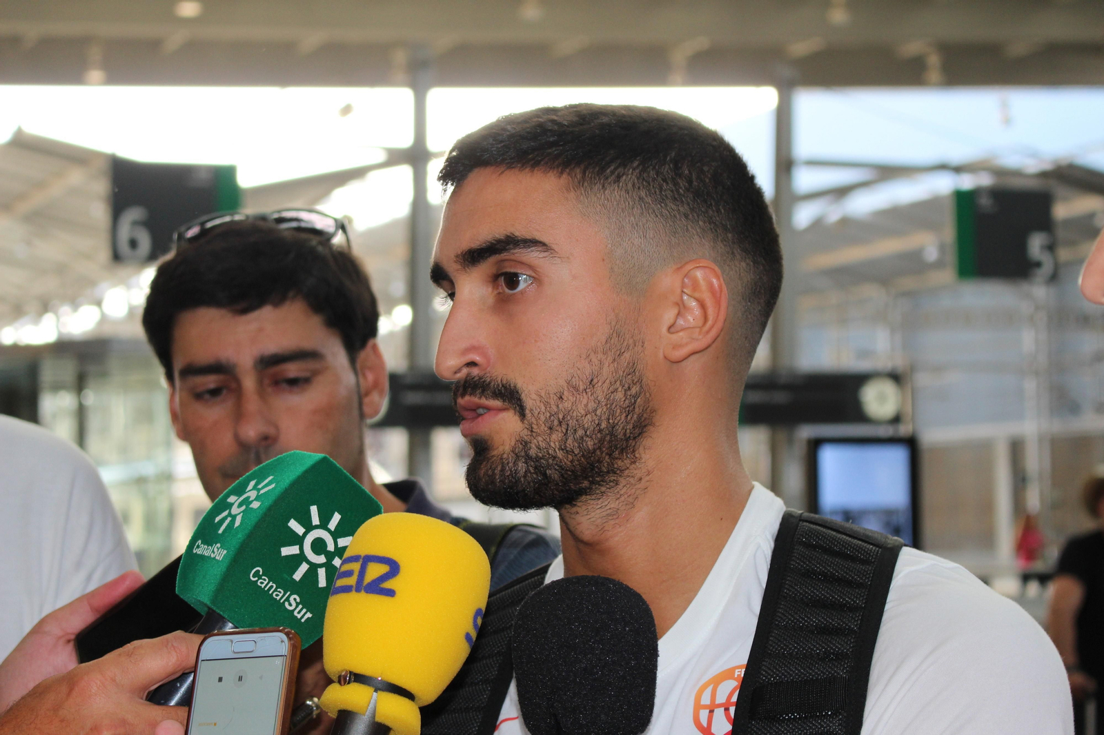 Las imágenes de la llegada de la selección española de baloncesto a Málaga