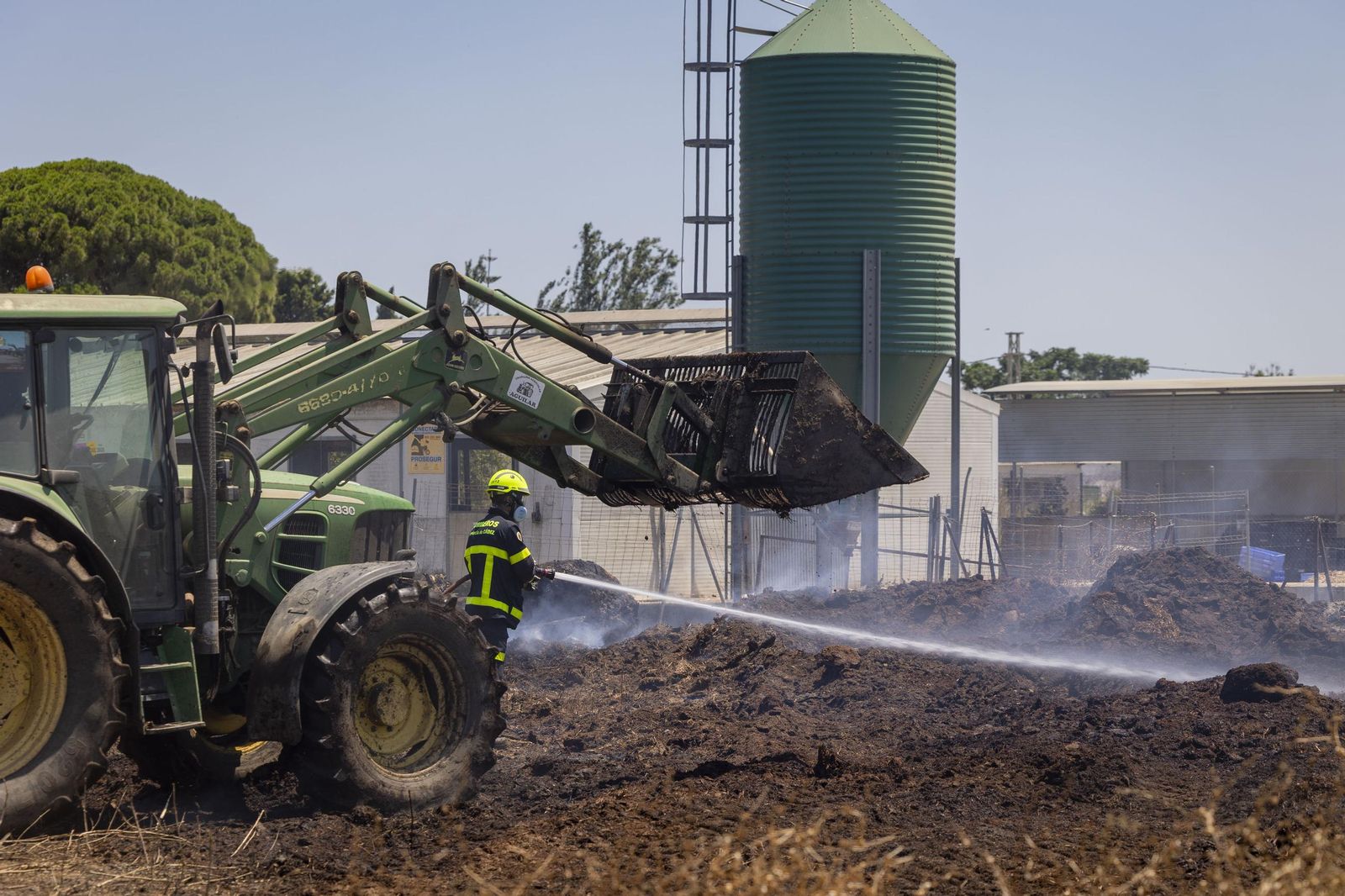 Las imágenes del incendio declarado junto a Roche, en Conil