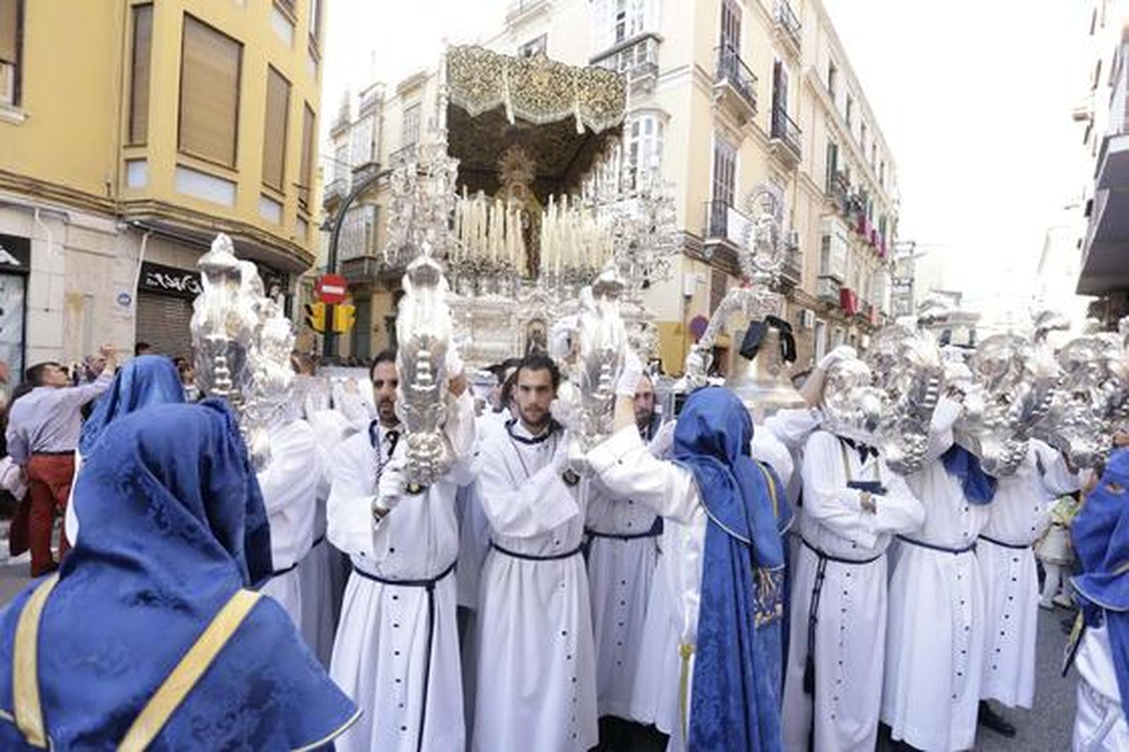 Hombres de trono de la Virgen del Gran perdón.

Foto: Marilu Báez / L. M. Gómez Pozo