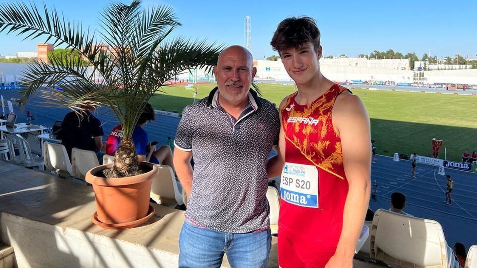 Mario Mena, junto a su entrenador Alberto Romero.