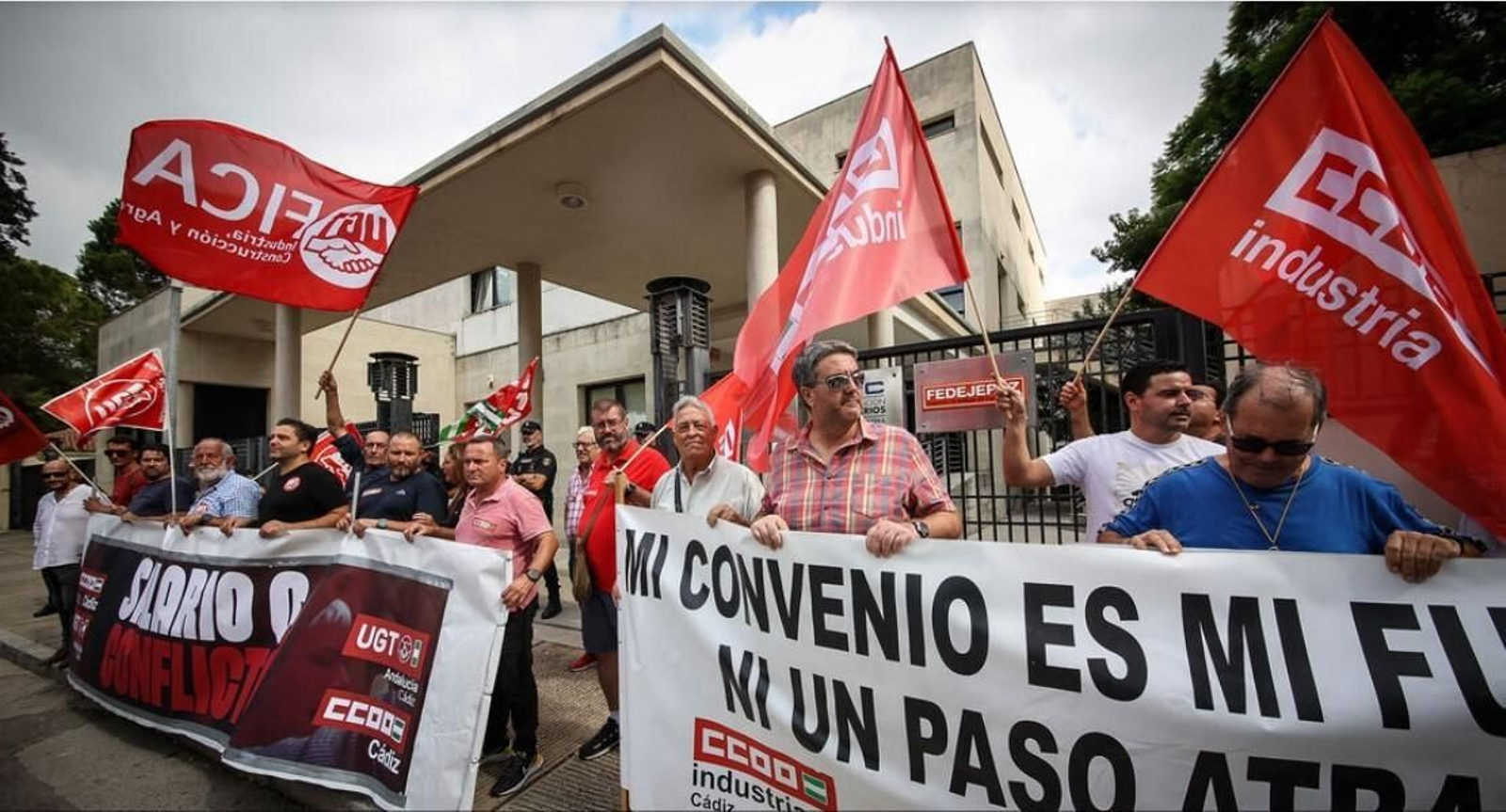 Manifestación de trabajadores de la Vid ante la sede de la patronal bodeguera Fedejerez.