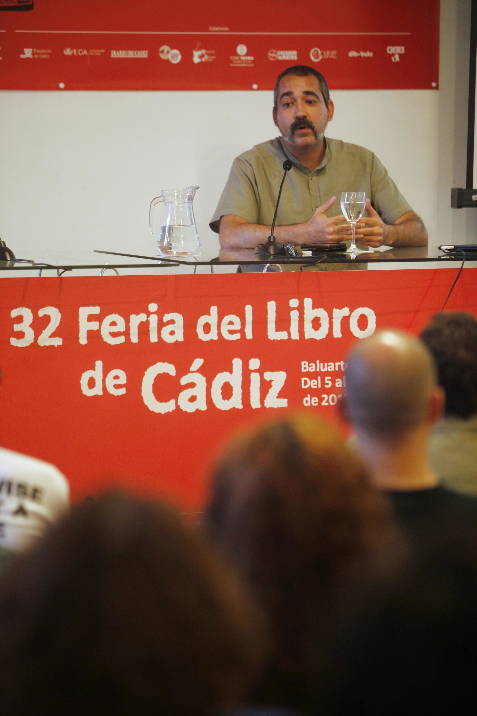 El profesor e historiador José Joaquín Rodríguez, durante su intervención en la Feria del Libro.