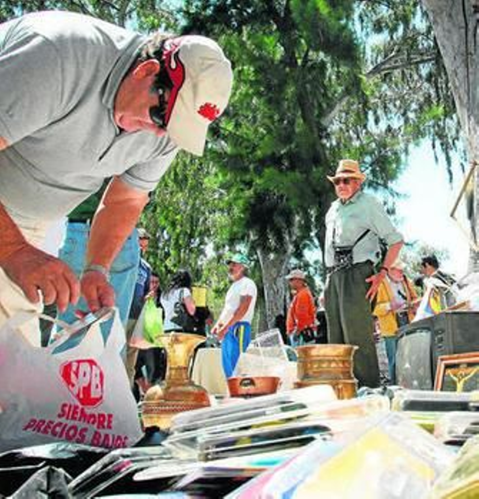 Vendedores ambulantes en el rastro de Martiricos.