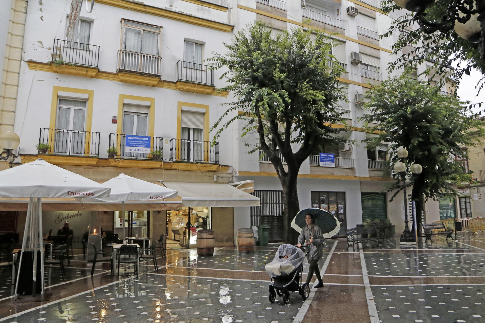 Carteles de pisos turísticos de alquiler en una plaza céntrica de Jerez.