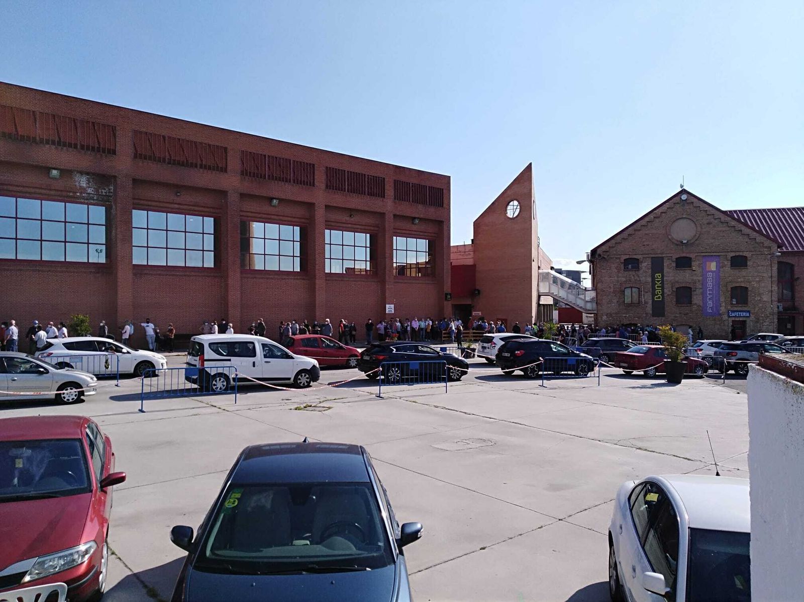 Las colas de la vacuna: Fermasa se colapsa con filas interminables de coches y personas