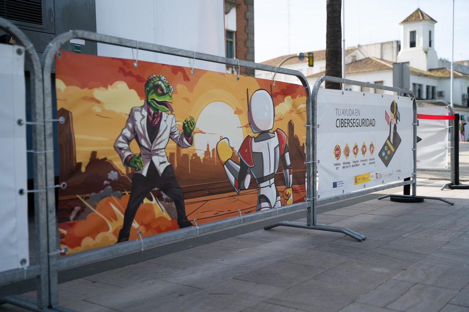 Imágenes de la inauguración del Roadshow Experiencia Incibe en la plaza 12 de Octubre