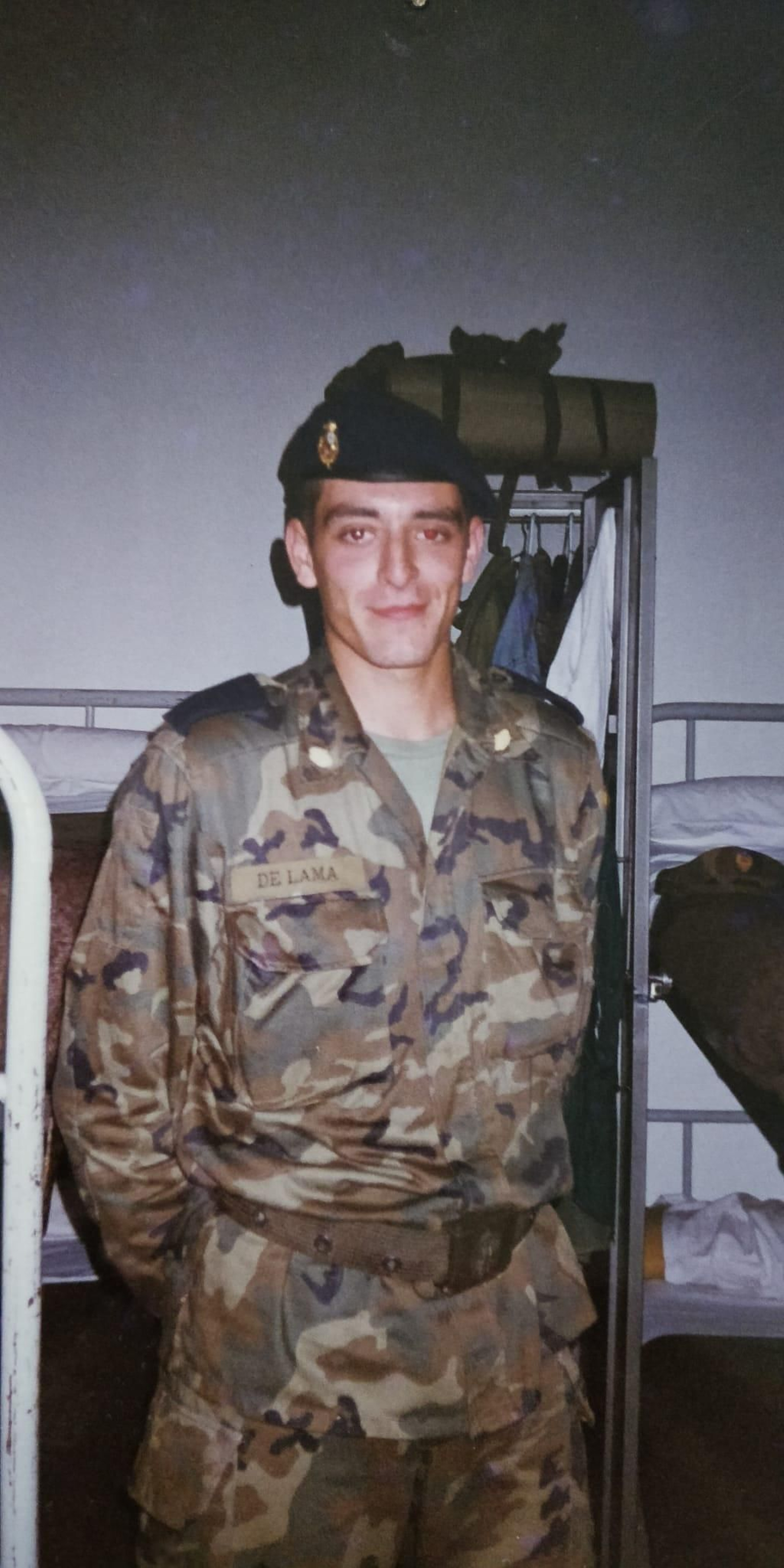 Un joven Luis de Lama en su época de guardia real (1997). Un joven Luis de Lama en su época de guardia real (1997).