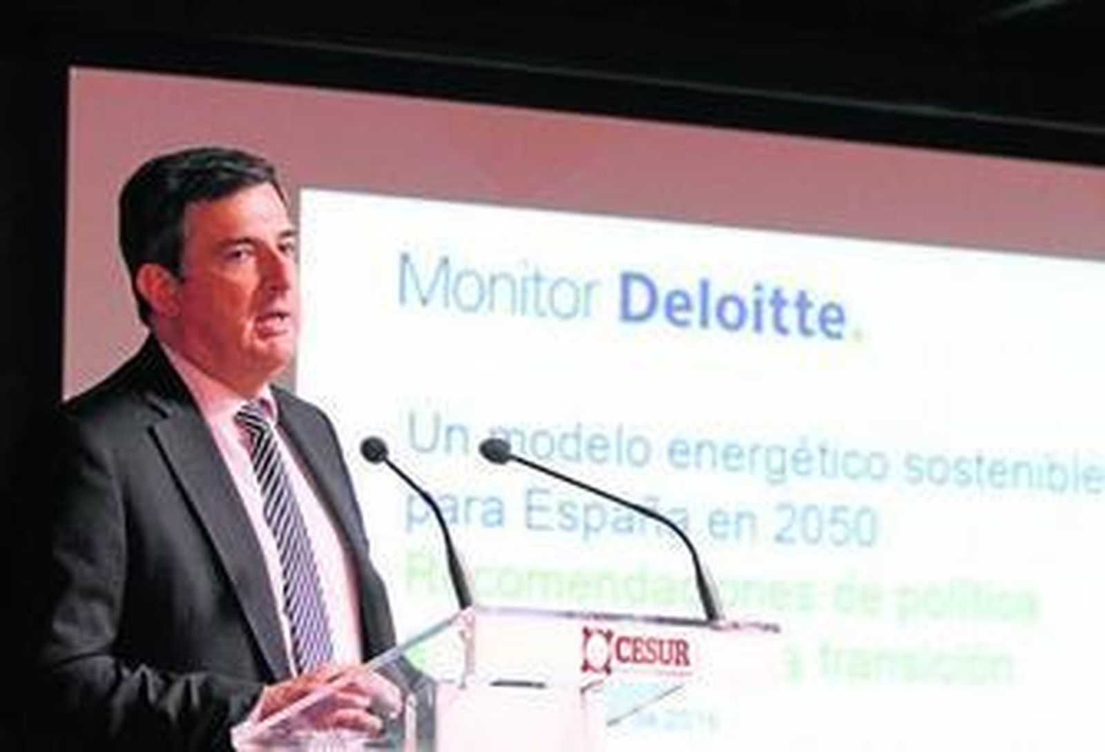 El socio y autor del informe de Deloitte Alberto Amores, ayer en la Fundación Cajasol.