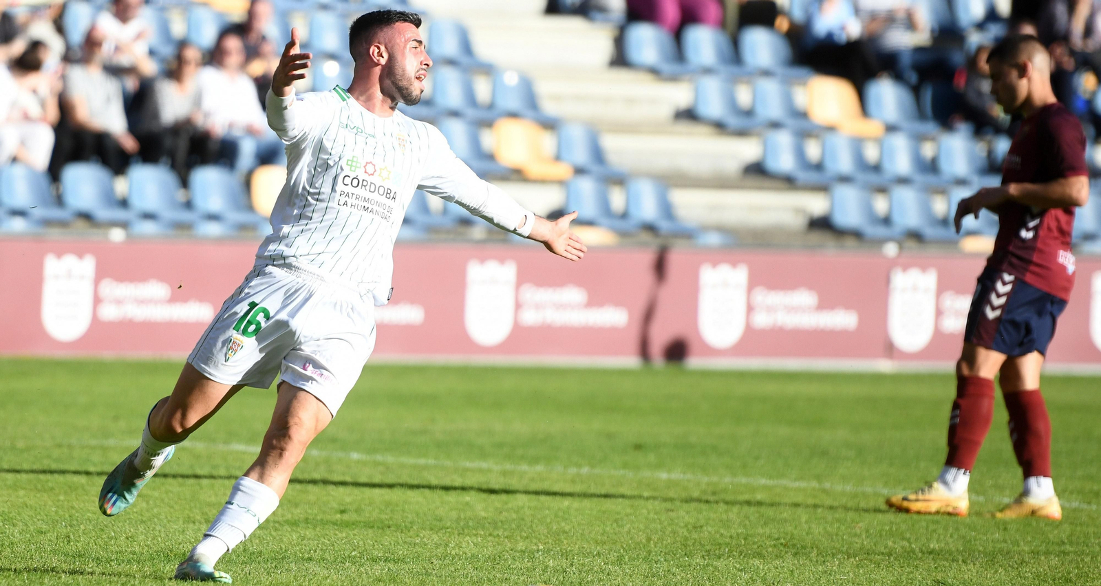 Puga se queja al árbitro en un lance del Pontevedra - Córdoba CF.