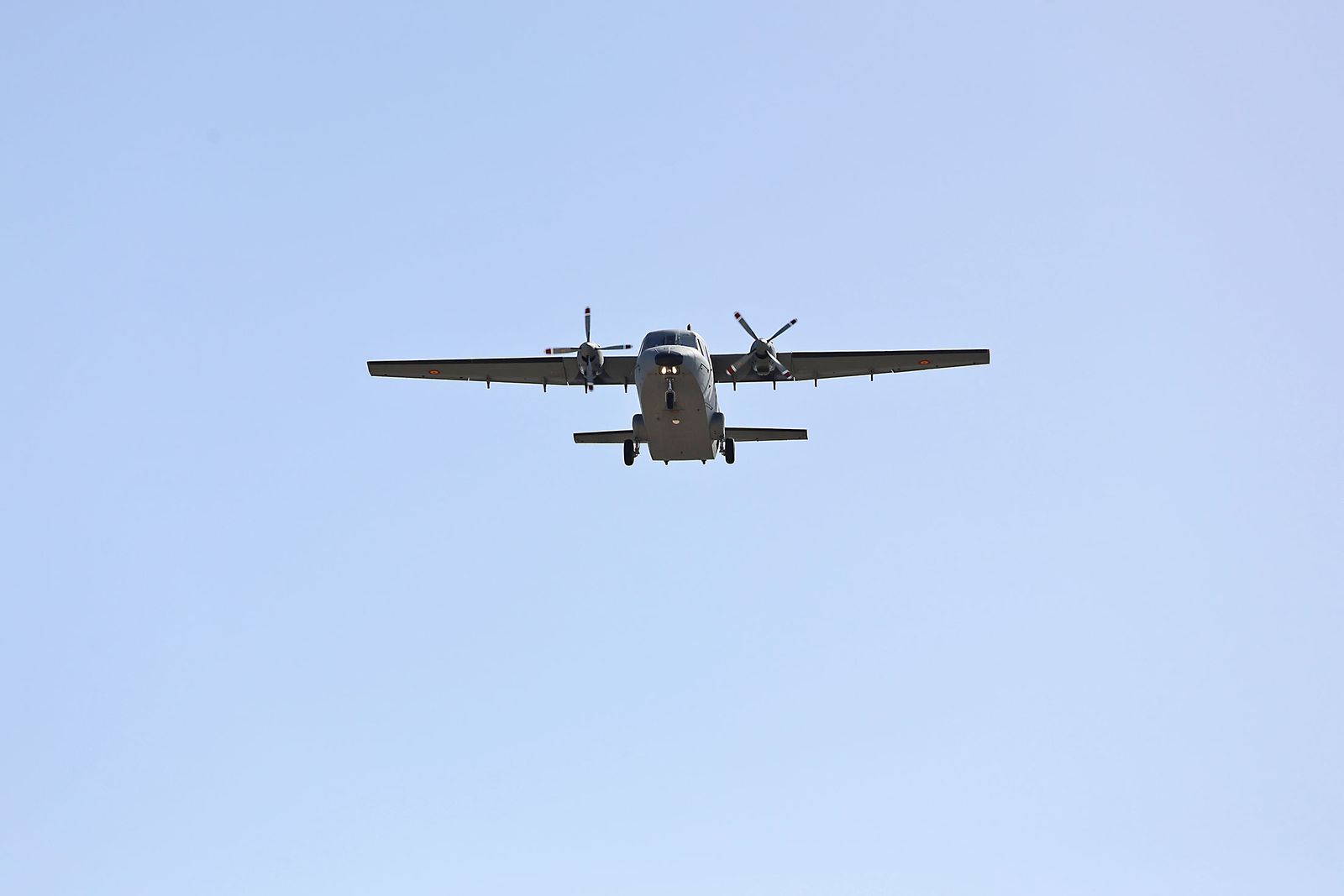 Fotografías de la exhibición aérea de la Patrulla Acrobática de Paracaidismo del Ejército del Aire 'Papea' y de la Patrulla Acrobática de Helicópteros 'ASPA'  en los actos de homenaje al centenario del Plus Ultra presidido por S.M. el Rey Felipe VI