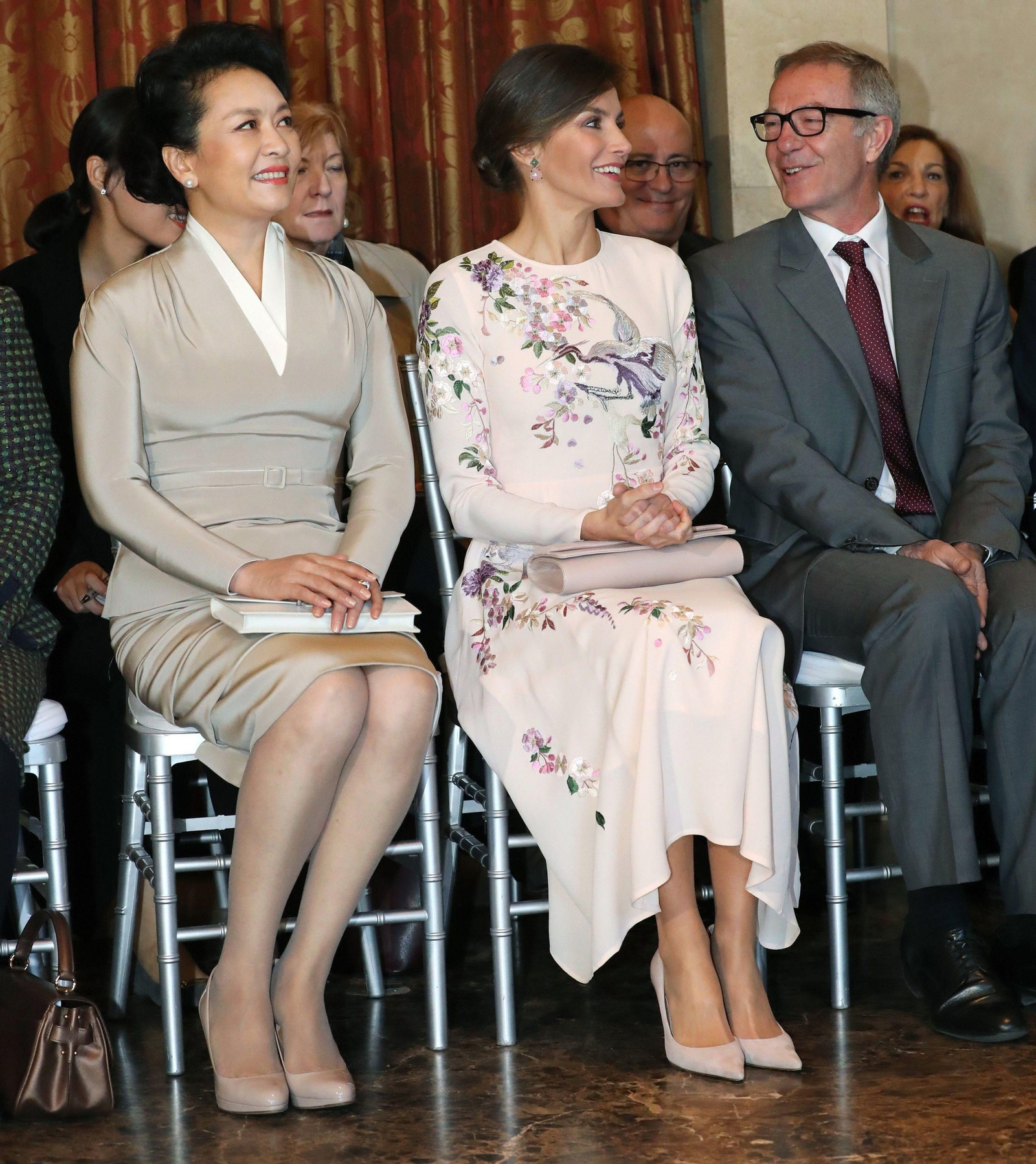 La primera dama de China, Peng Liyuan, la reina Leticia y el ministro de Cultura, José Guirao.  Durante uno de los momentos del recorrido por el Teatro Real.