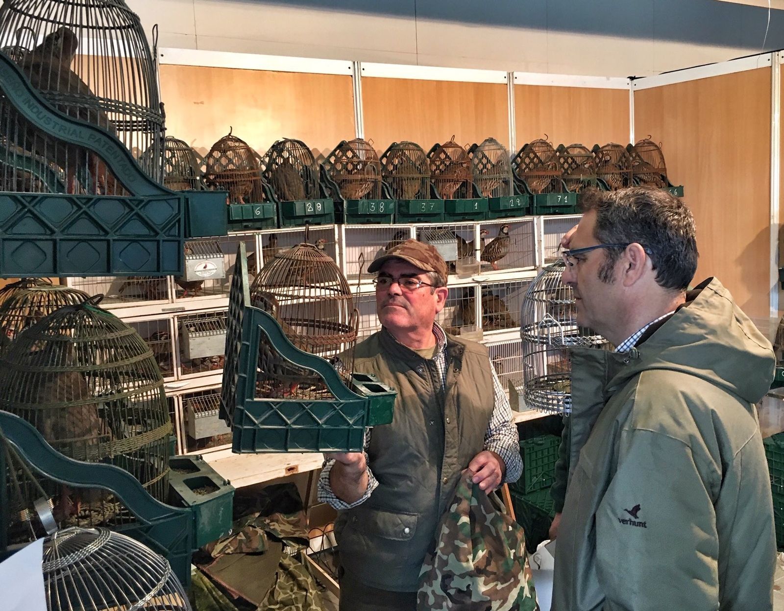 Un hombre muestra un ejemplar en uno de los expositores.