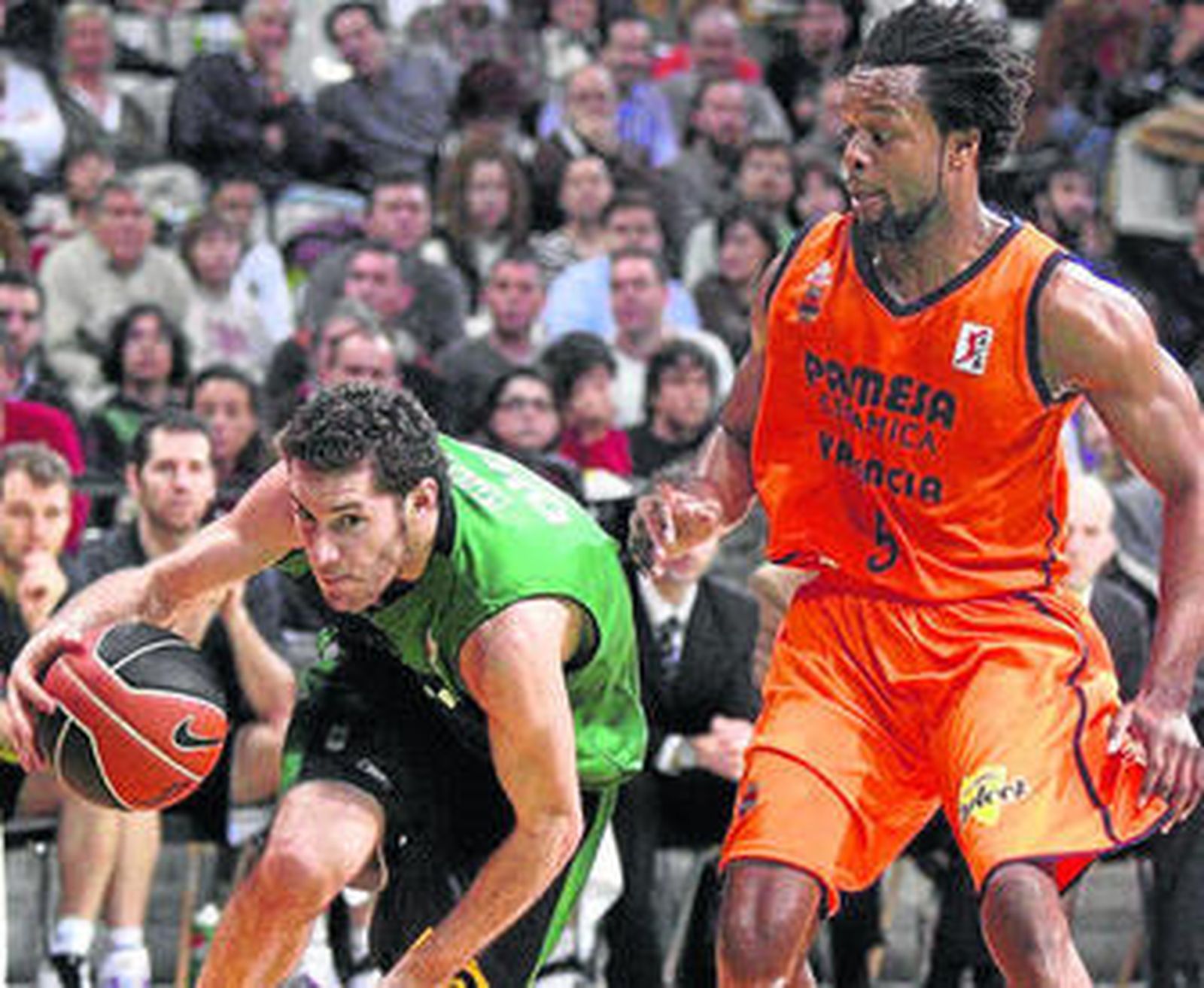 Douglas es desarbolado por Rudy Fernández en un partido de la ACB de hace dos temporadas.