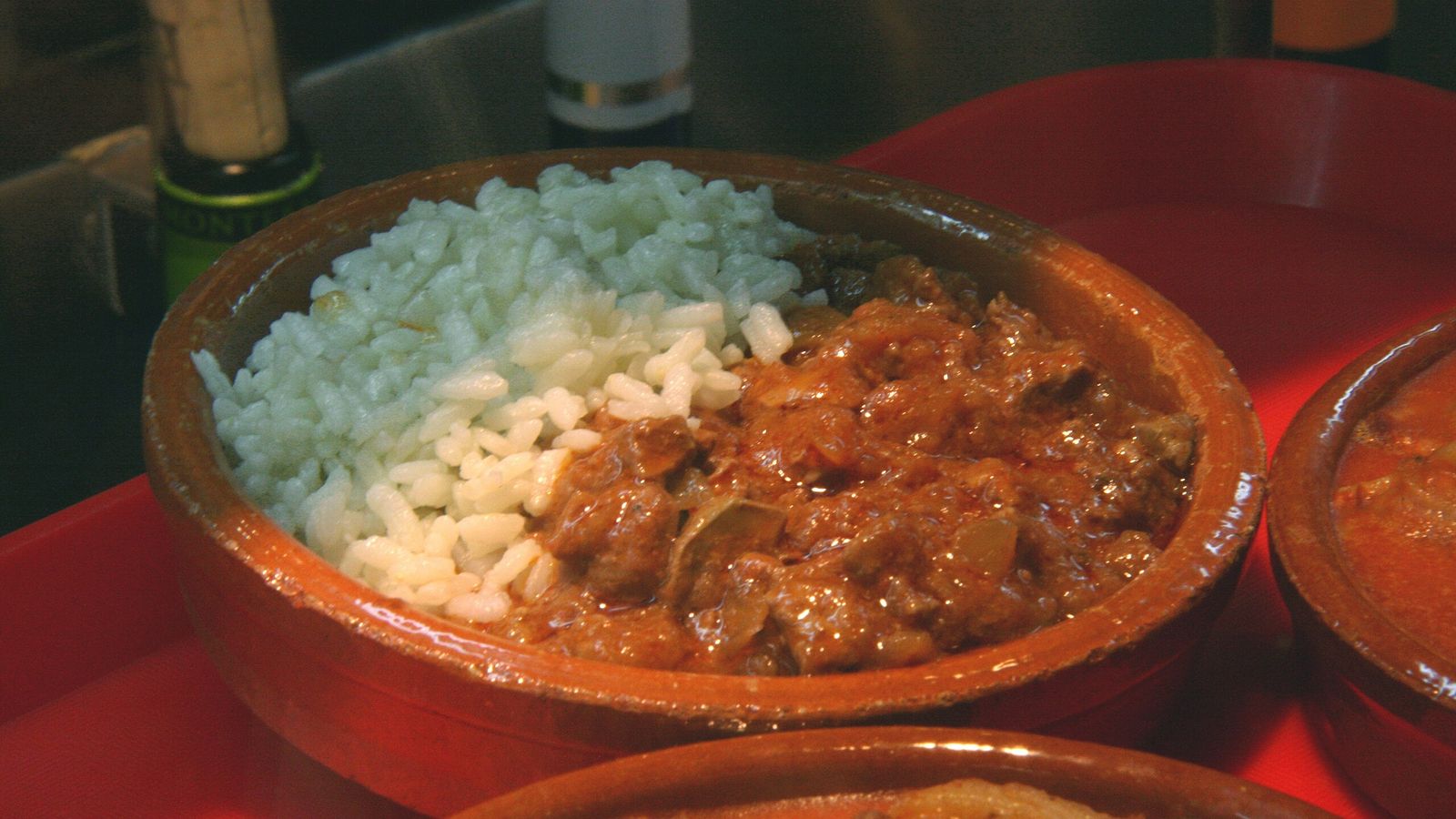 Riñones al Jerez en una zazuela de barro.