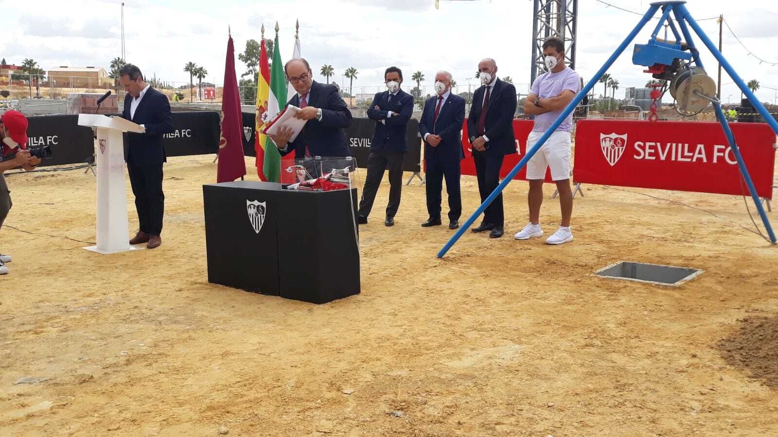 Castro, en el acto de la primera piedra ante Del Nido Carrasco, Gabriel Ramos, Monchi y Lopetegui..