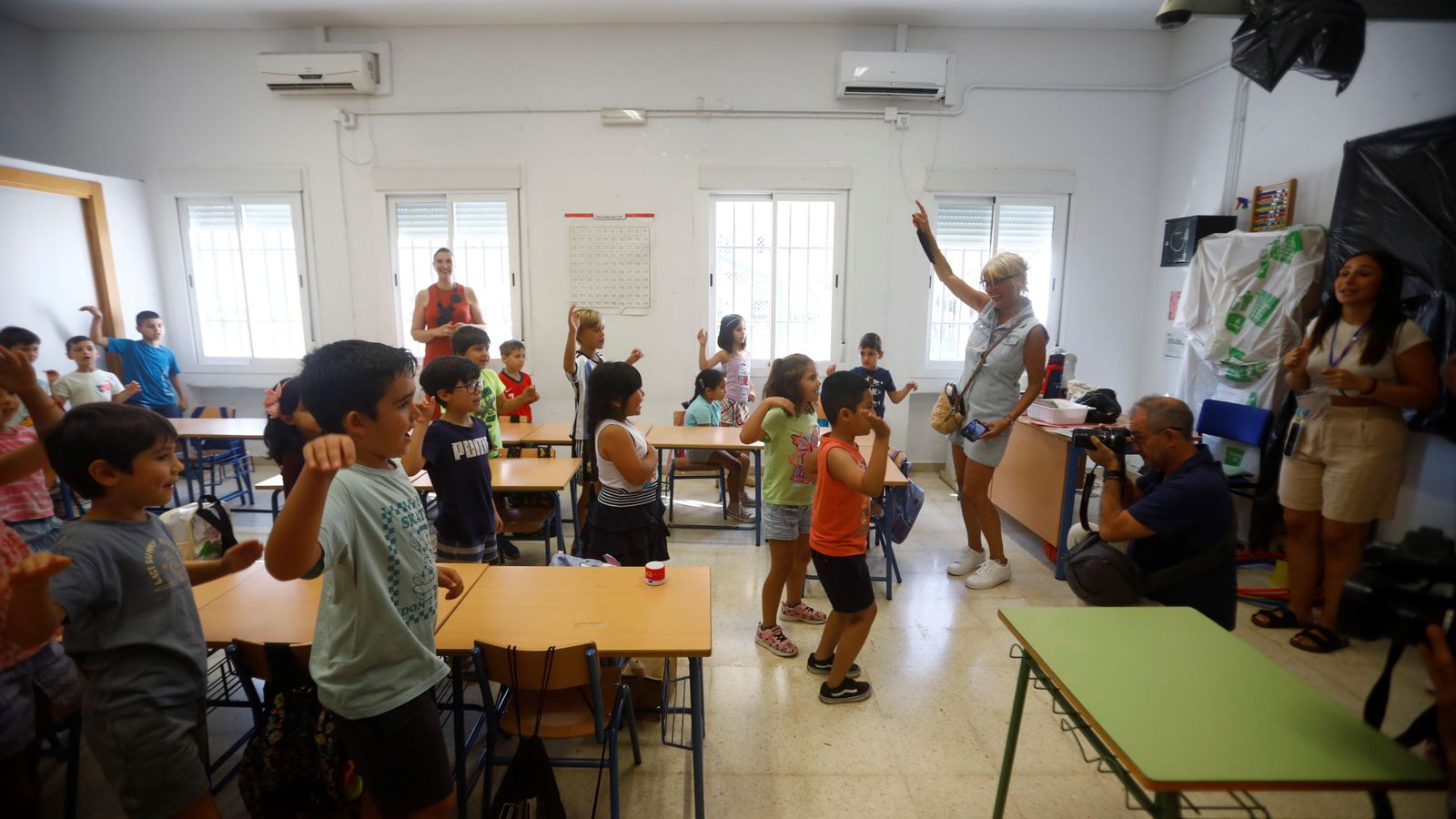 Niños bailando en una de las clases de la escuela de verano