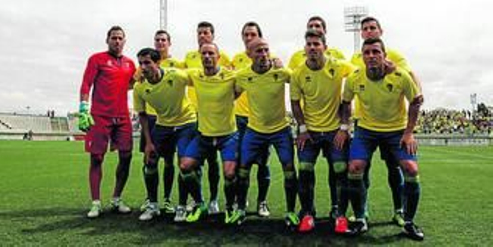 Formación del Cádiz en el campo de L'Hospitalet, en el último partido oficial que ha disputado hasta la fecha.