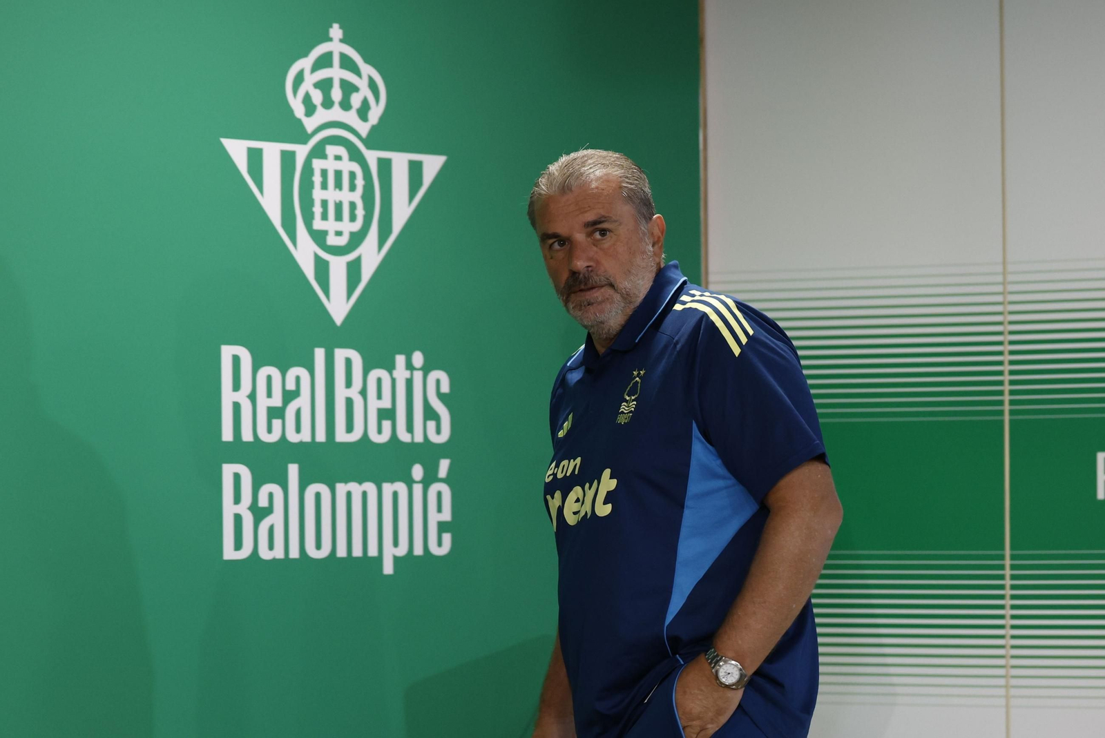 Ange Postecoglou, técnico del Nottingham Forest, en la sala de prensa del Estadio de La Cartuja.