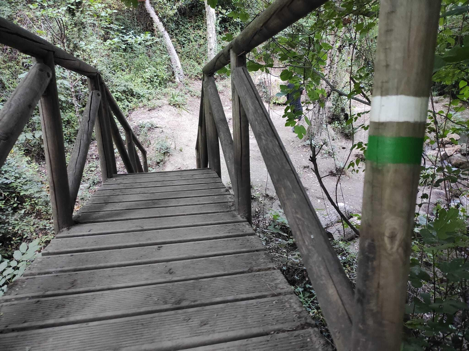 Detalle de uno de los puentes de madera que encontrarás en el itinerario. Detalle de uno de los puentes de madera que encontrarás en el itinerario.