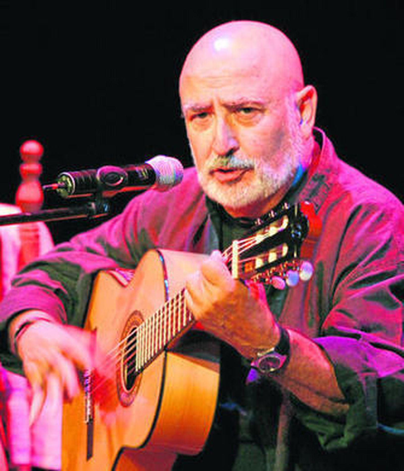 Peret, durante su actuación en el Teatro Cervantes de Málaga en 2008.