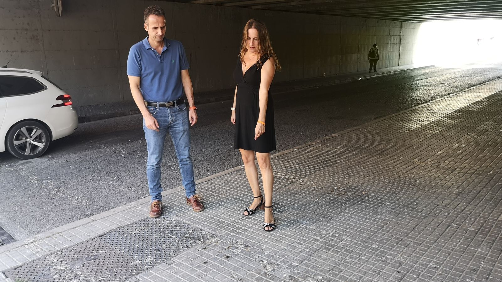 Los dos concejales de Cs, Regla Moreno y Francis Posada, en el túnel de El Boquete.