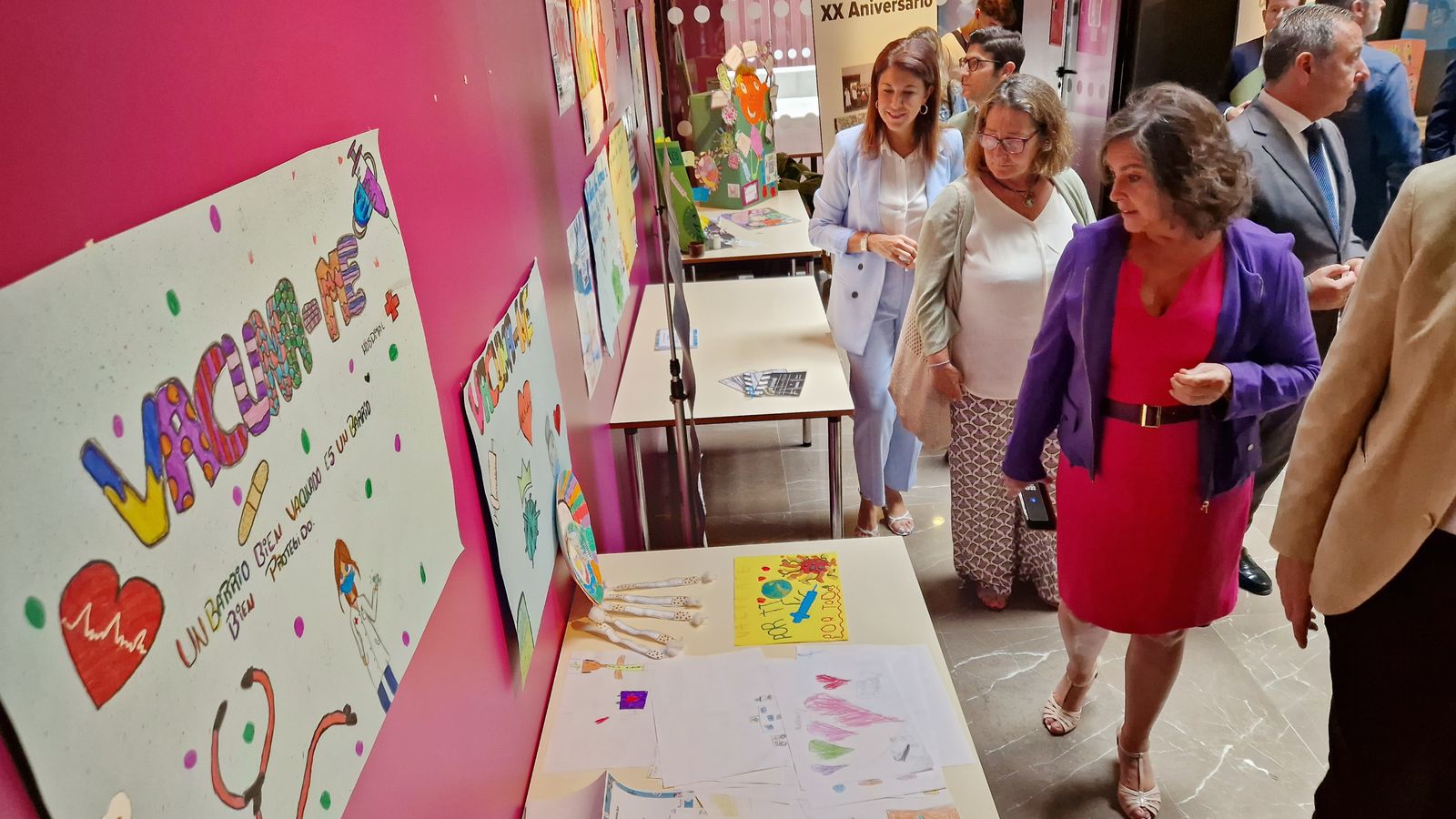 Catalina García, Regina Serrano y Silvia Pozo, durante la visita.