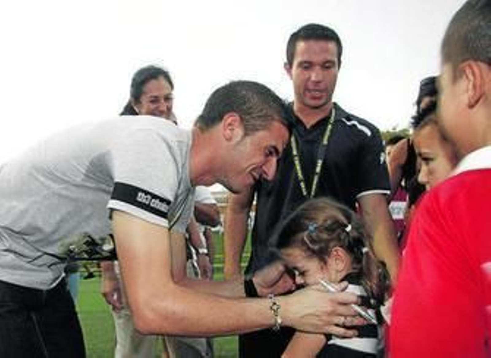 Varas, hace justo un año y un día, el 4-10-11, firma autógrafos.