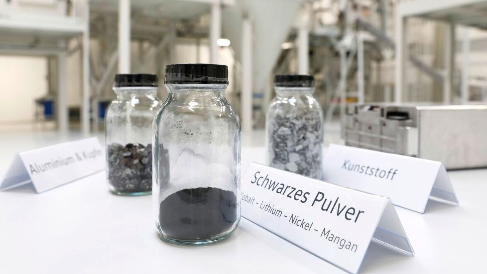 El litio es un componente esencial de los cátodos y el electrolito de las baterías de los actuales coches eléctricos.