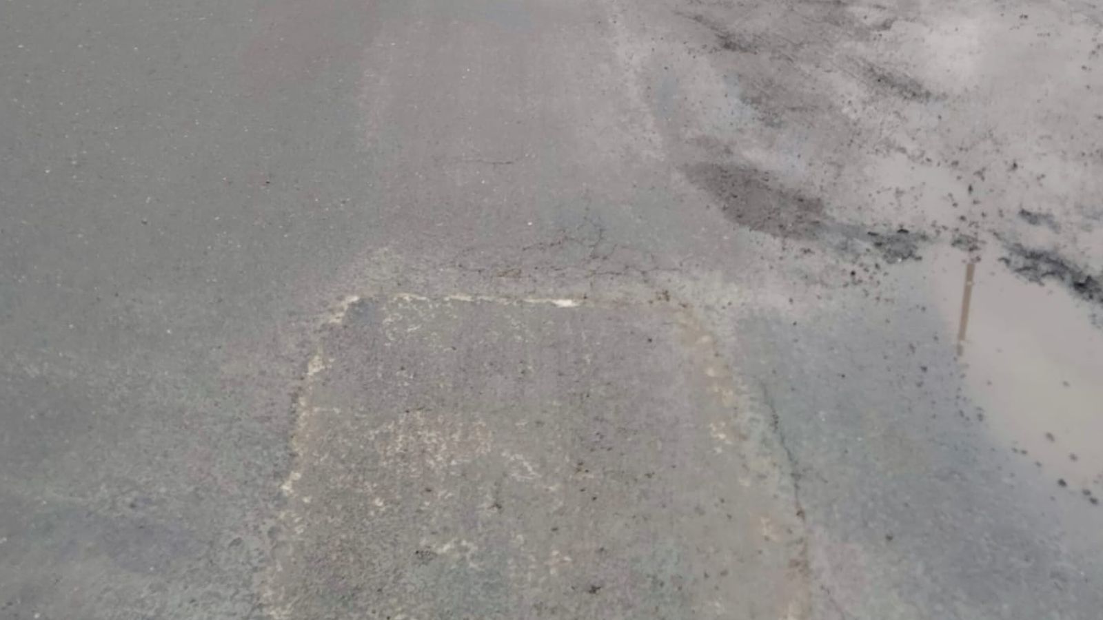 El socavón que apareció en la vía en la Avenida de Andalucía, arreglado.