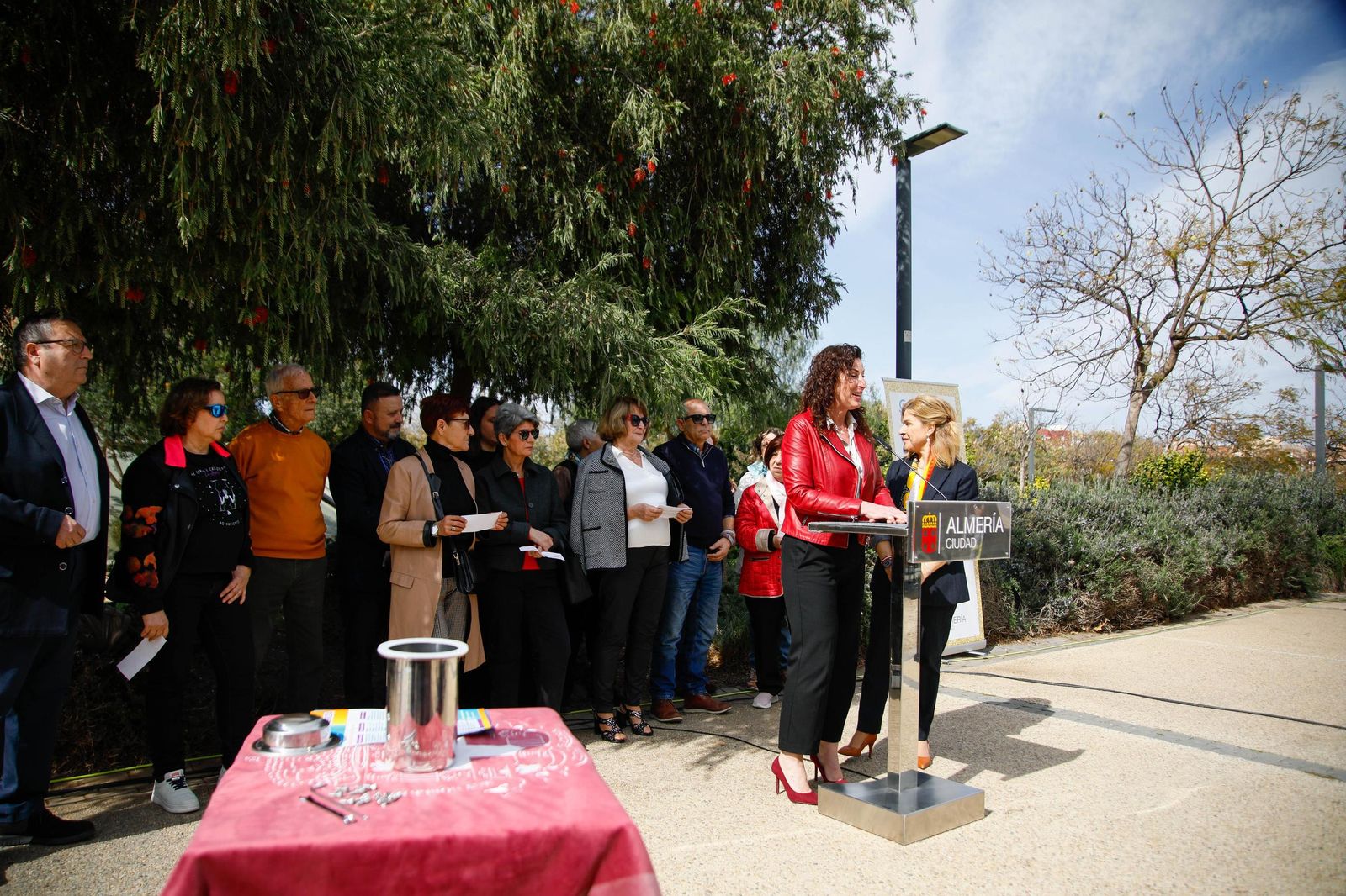 Las imágenes de la plantación de un olivo y el entierro de una cápsula del tiempo