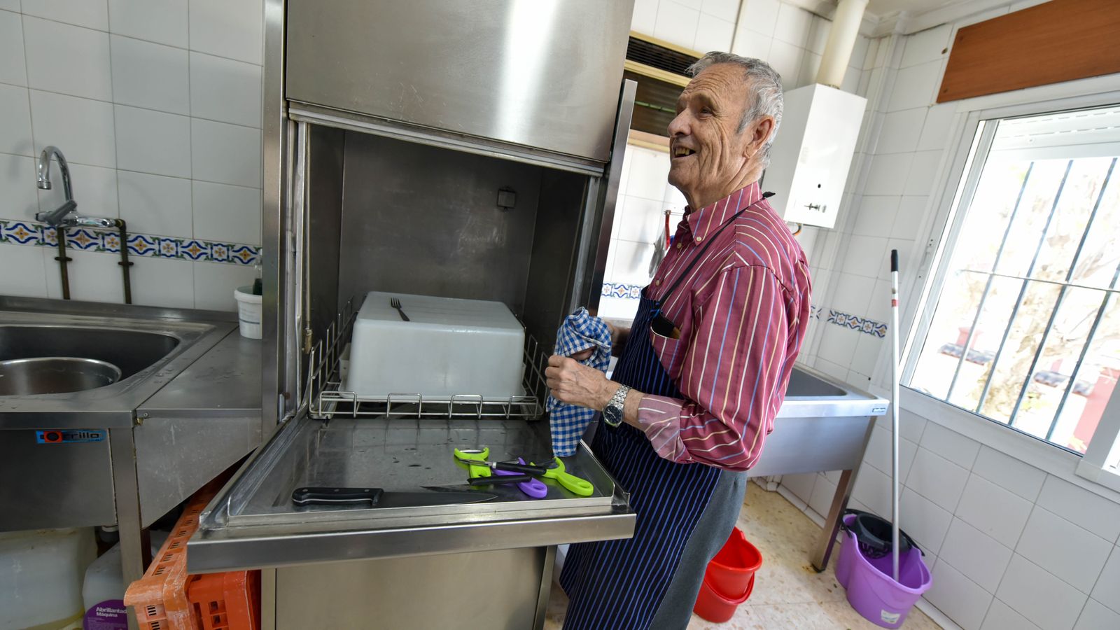 Fotos del comedor social 'Padre Cruceyra' de Cáritas Diocesana de Cádiz