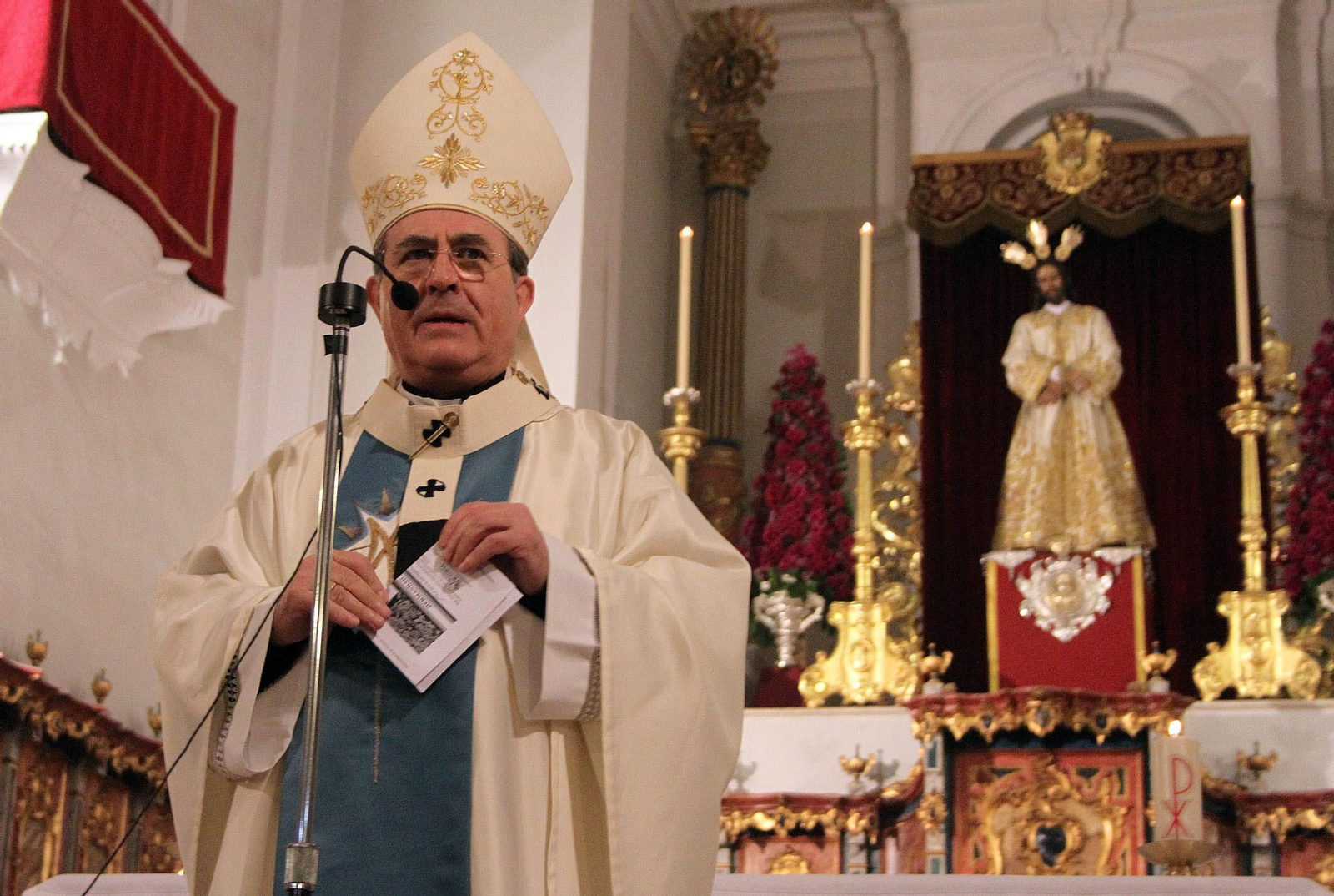 Monseñor Juan José Asenjo con el palio colocado alrededor de su cuello.