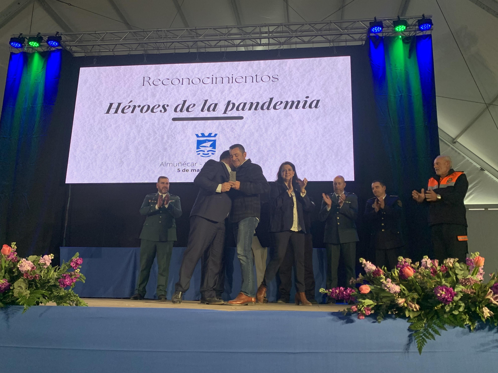 Así ha sido el homenaje de Almuñécar a los colectivos, profesionales y voluntarios en primera línea de la pandemia