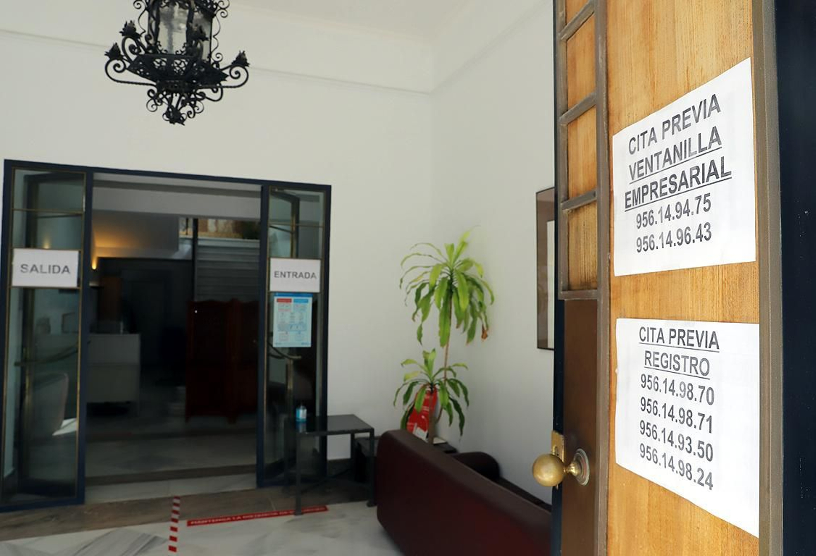 Carteles con algunos de los requisitos a cumplir en las instalaciones municipales abiertas al público.