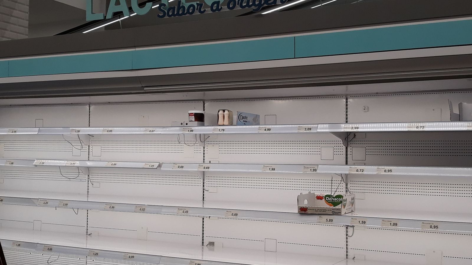 Sin lácteos en otro supermercado de Sevilla, este lunes.