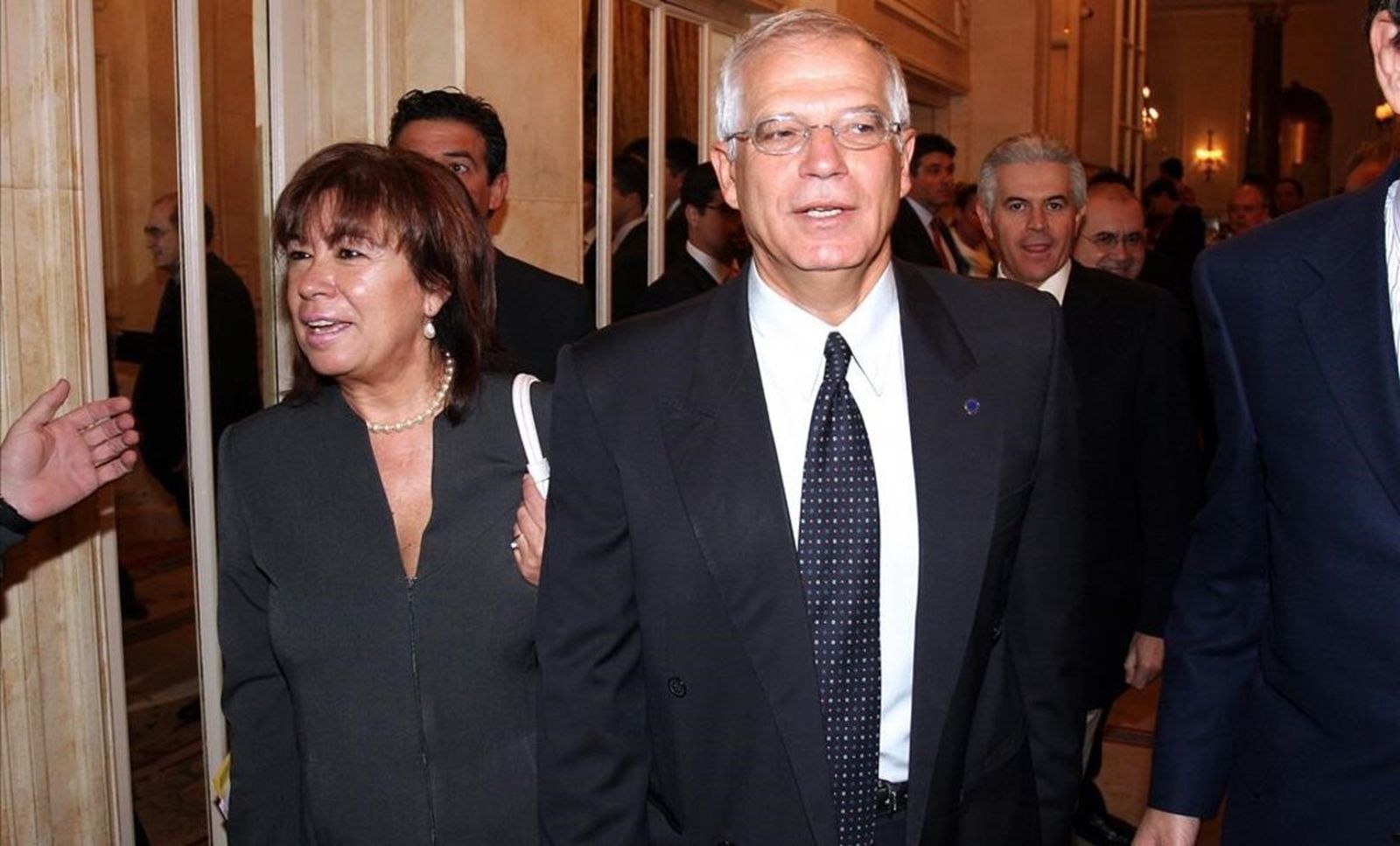 Cristina Narbona y Josep Borrell, en un acto público de su partido.