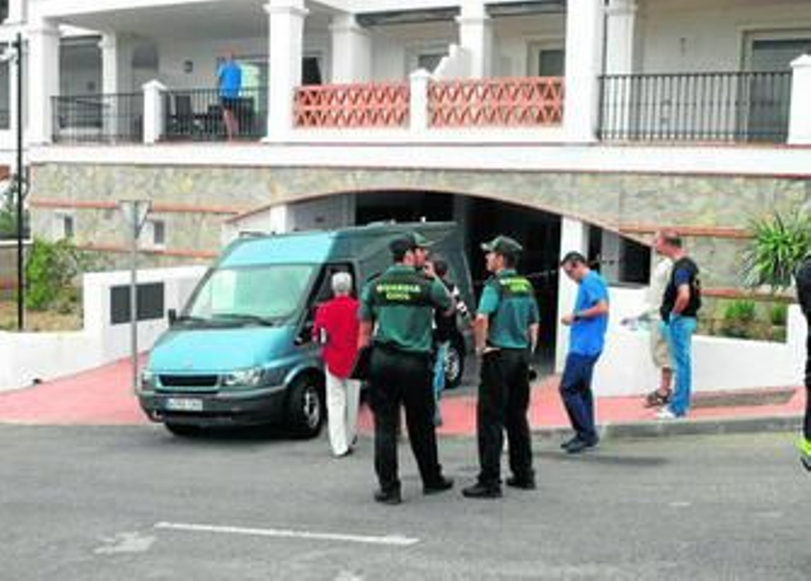 Agentes de la Guardia Civil delante del camión de la funeraria, ayer, en Calahonda.