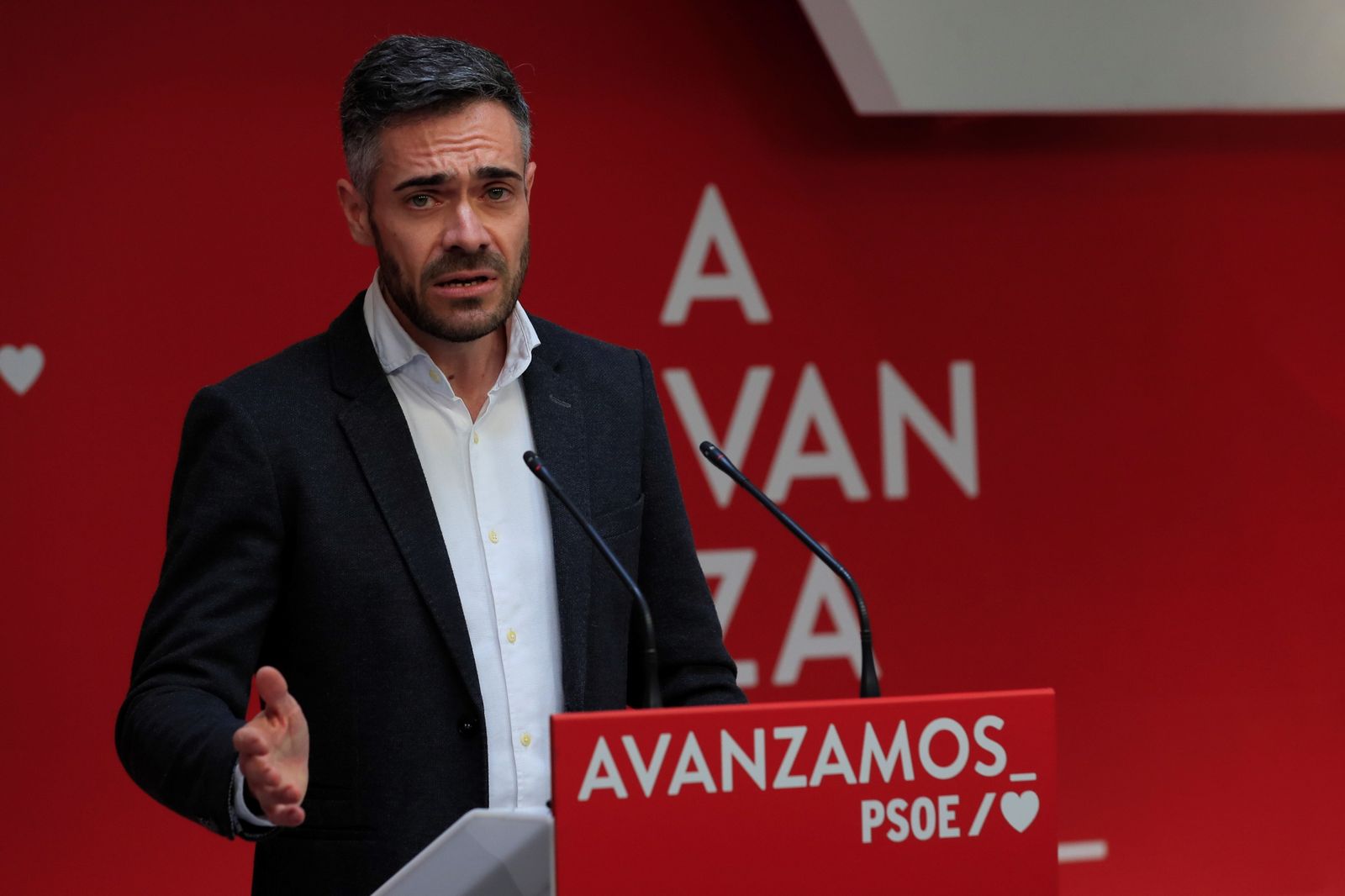 El portavoz adjunto del PSOE en el Congreso, Felipe Sicilia, en rueda de prensa este lunes.